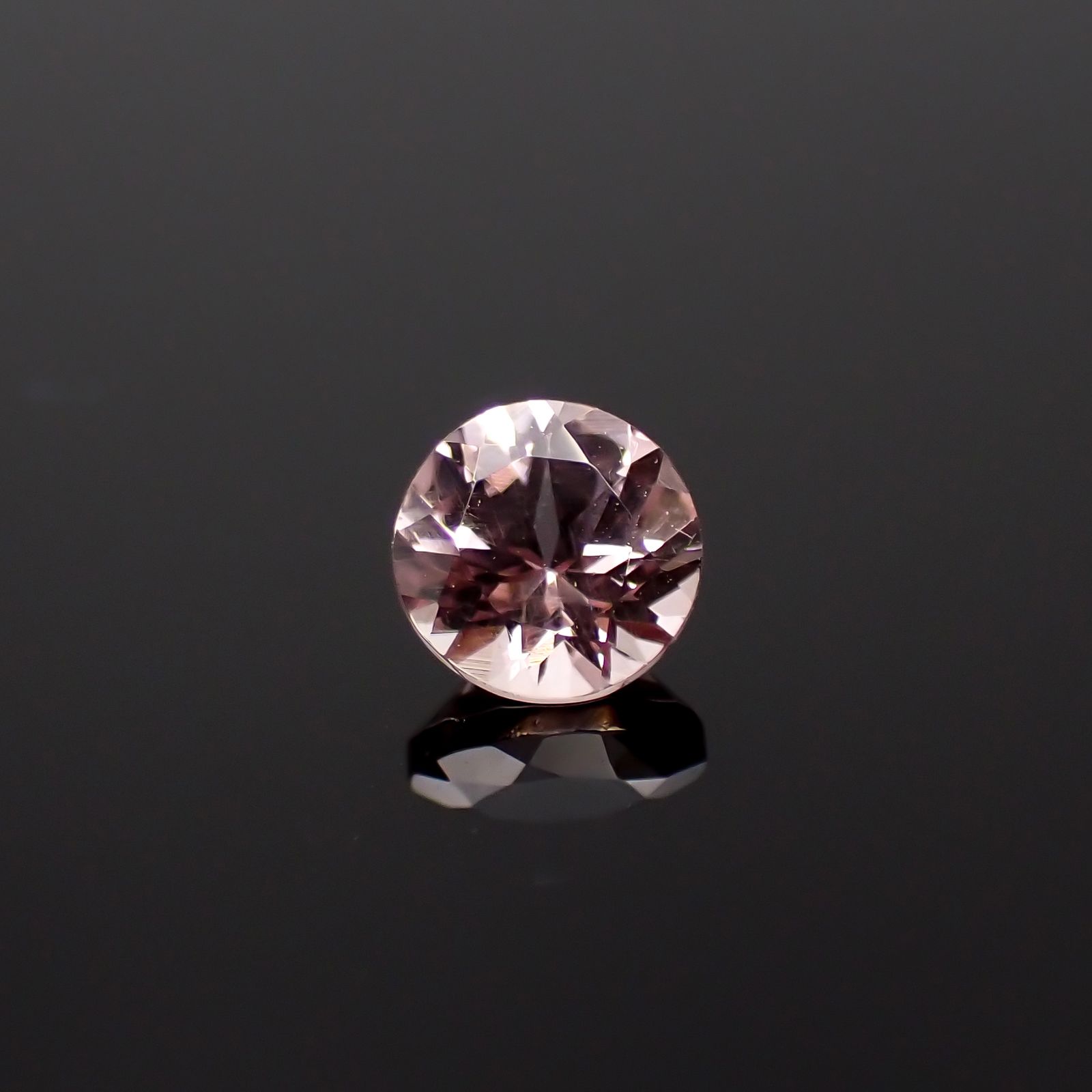 ドラゴンガーネット タンザニア産 0.69ct[231224542]5.1x5.1mm前後