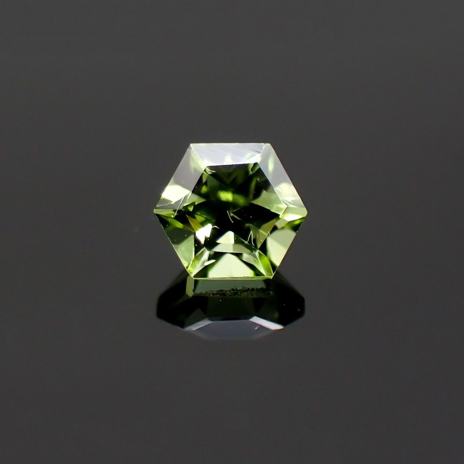 ◇ヘキサゴンカット◇ペリドット(宝石名ペリドット) パキスタン産 0.38ct 識別済[251013093]4×3.9mm前後