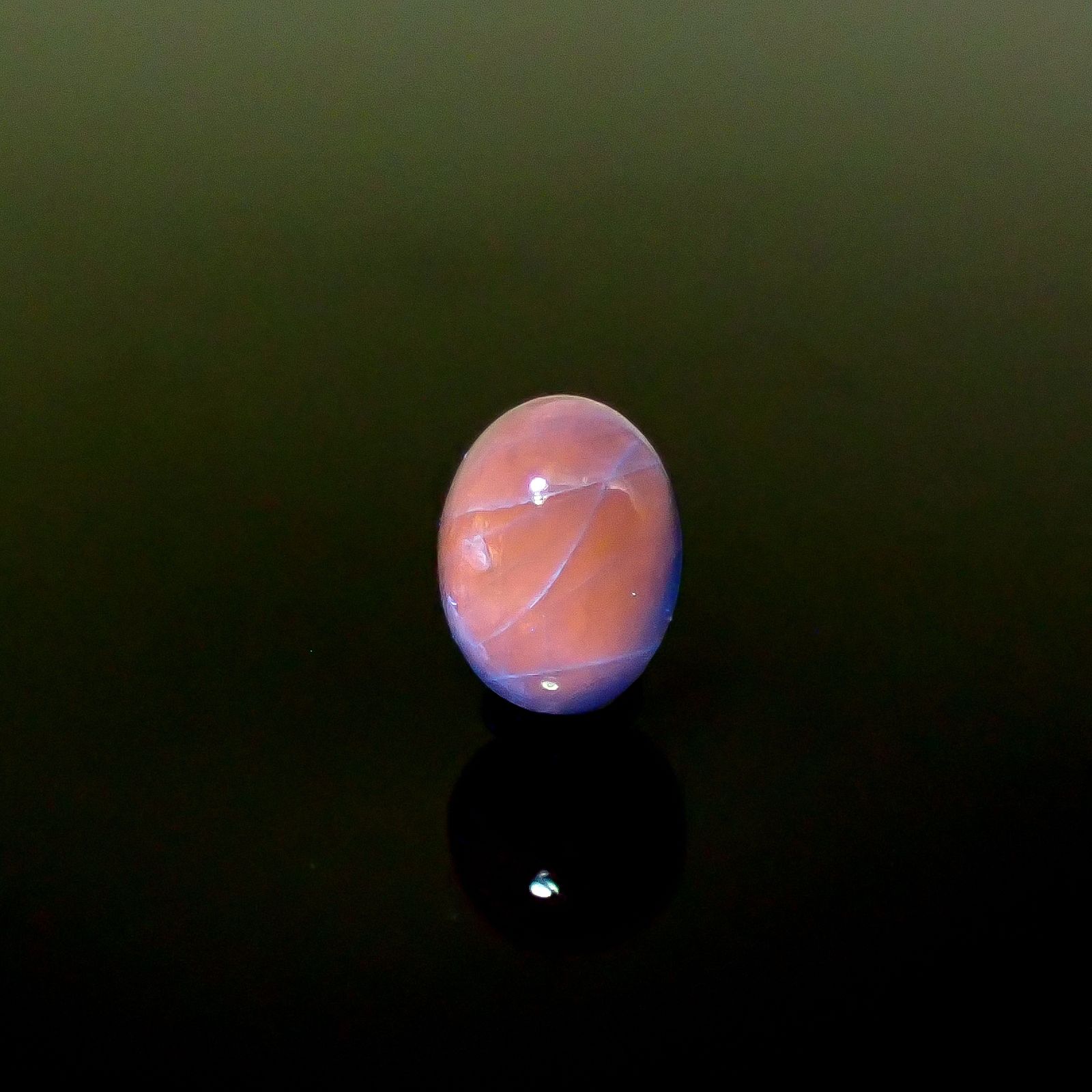 アウイナイト フルオレッセンス アフガニスタン産 0.75ct / 6.6x5.1mm前後 [260131504]