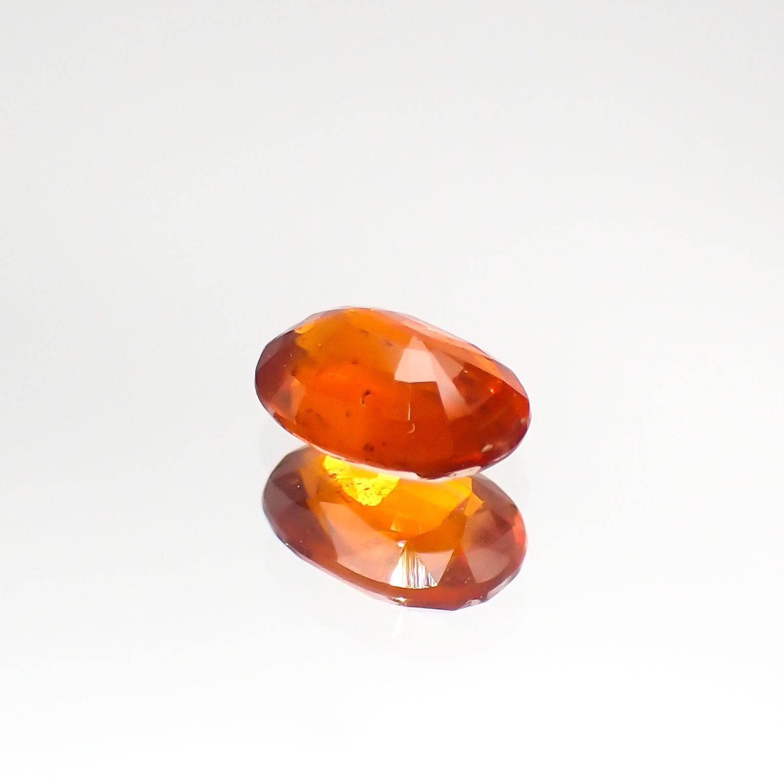オレンジカイヤナイト(宝石名カイヤナイト) ネパール産 0.95ct 識別済[210812446]7×5mm前後