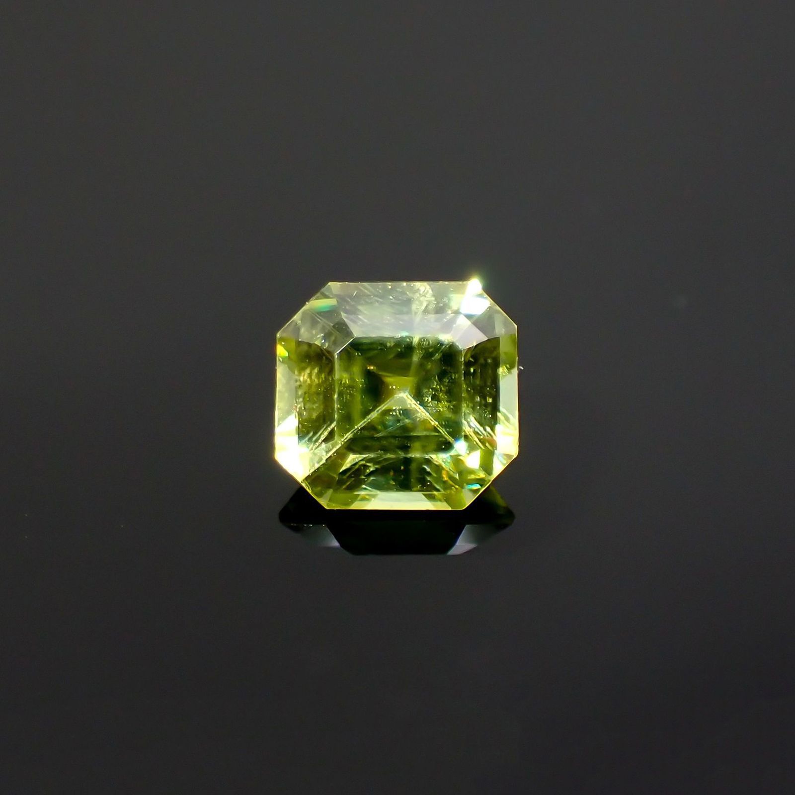 スフェーン(宝石名スフェーン) マダガスカル産 ソ付(彩珠) 0.712ct / 5.3x4.9mm前後 [210712010]