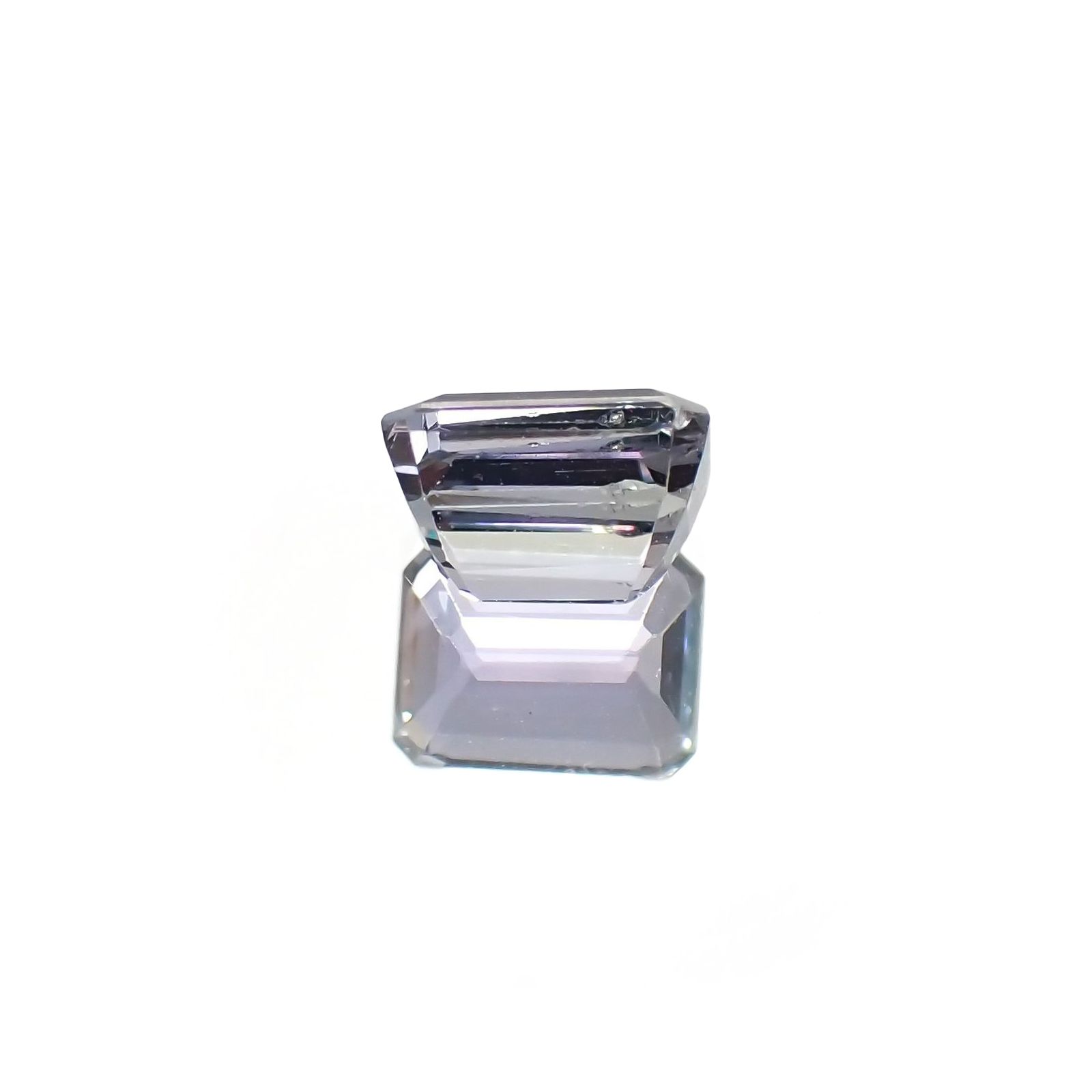 バイカラータンザナイト(宝石名タンザナイト) タンザニア産 ソ付(彩珠) 0.880ct / 5.9x4.3mm前後 [210711577]