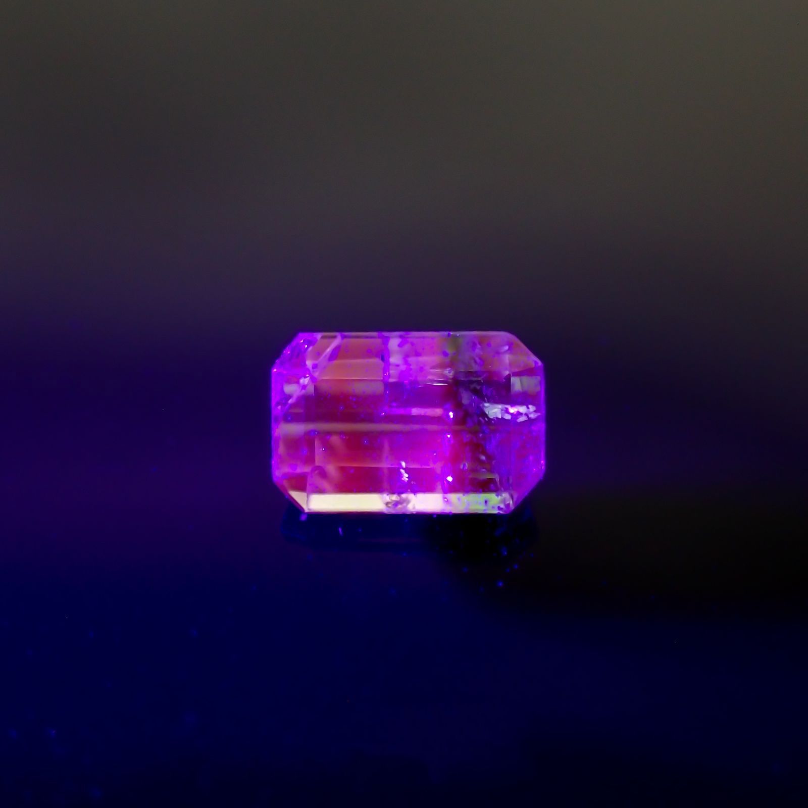 バイカラーツァボライト(宝石名グリーン グロッシュラー・ガーネット)タンザニア産 1.00ct 識別済[231124259]6.6x4.3mm前後
