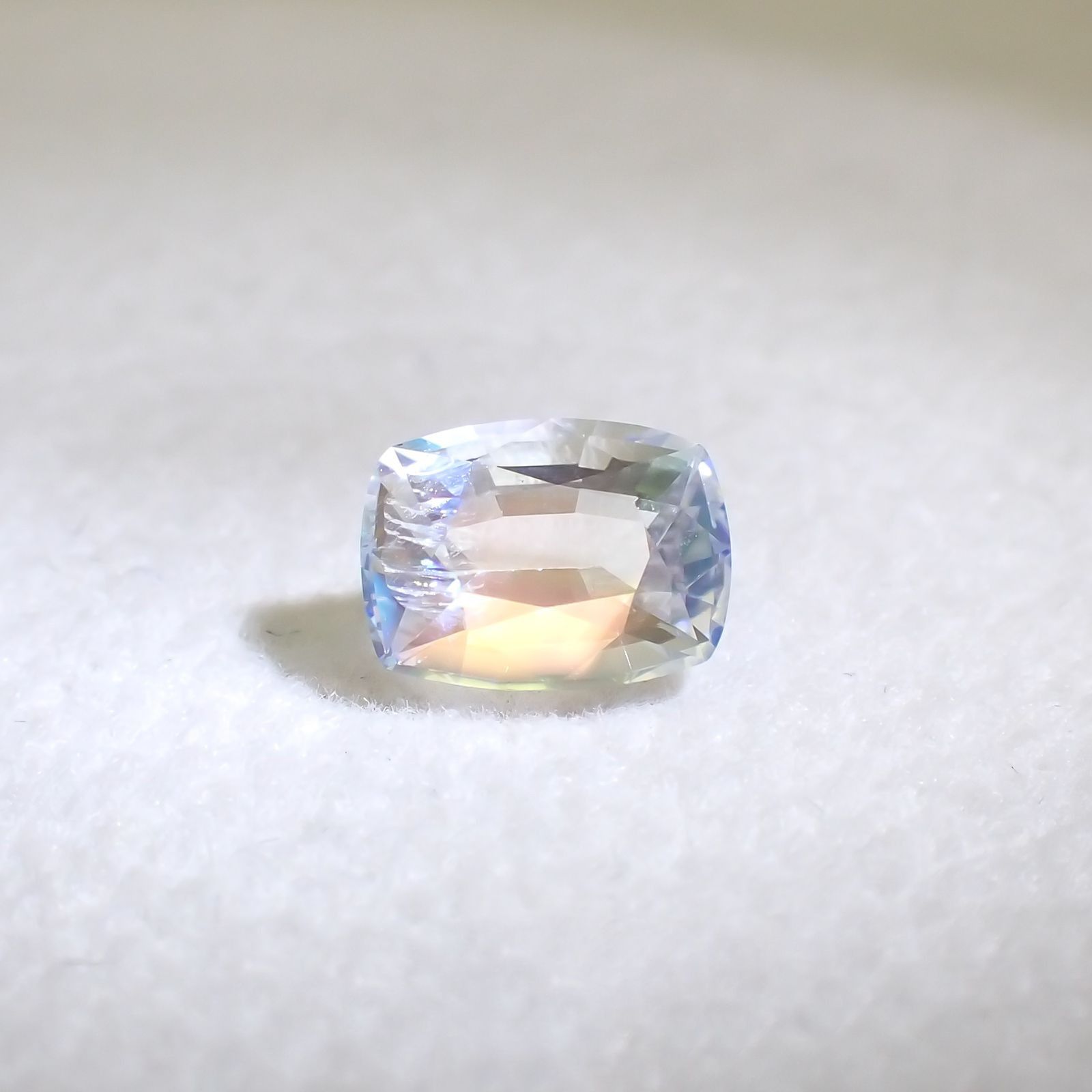 レインボームーンストーン(宝石名ラブラドライト) マダガスカル産 ソ付(彩珠) 1.031ct / 7.1x5.2mm前後 [251210407]