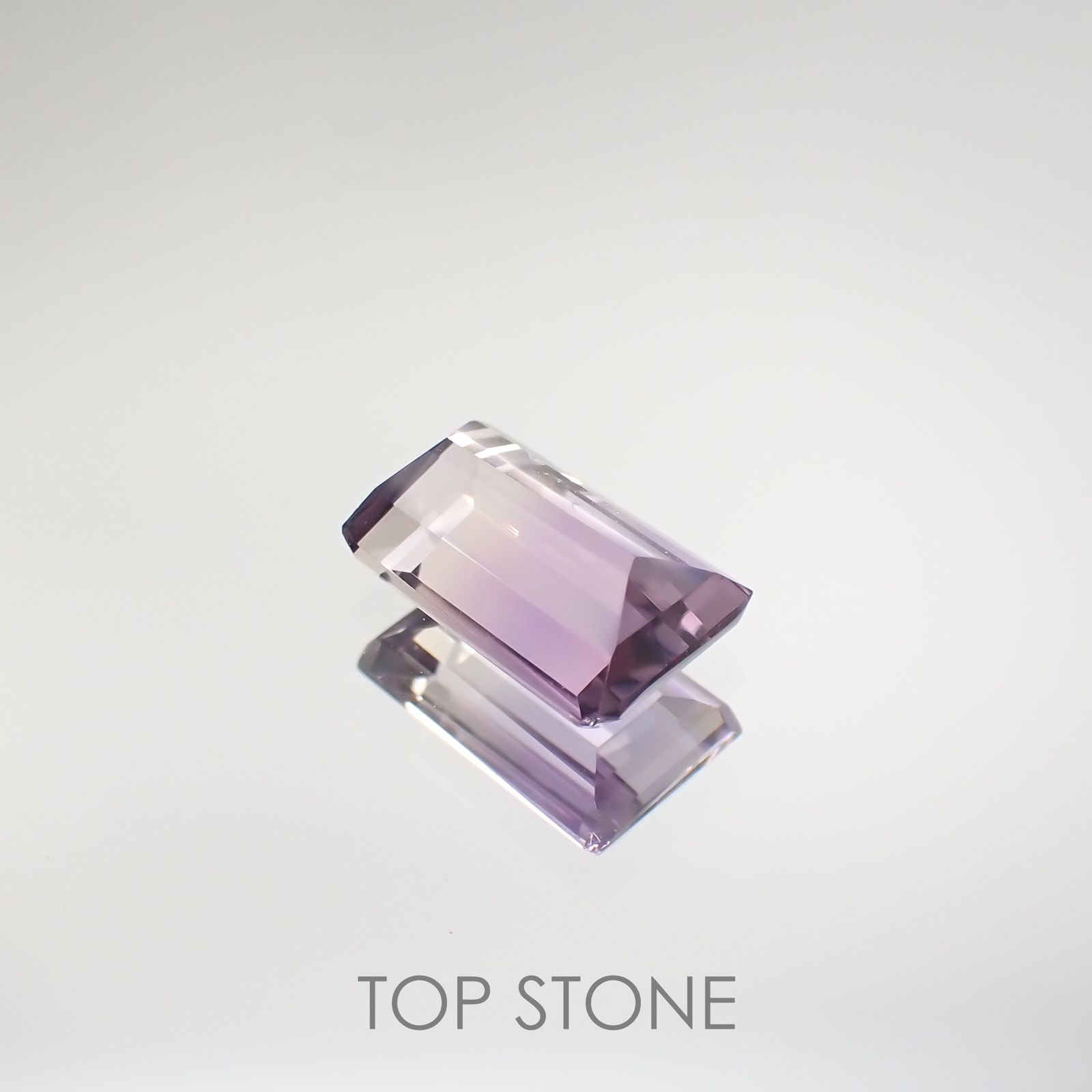 アワーグラスアメジスト(宝石名バイカラー・クォーツ) モロッコ産 1.25ct 識別済[210812317]8×5.1mm前後