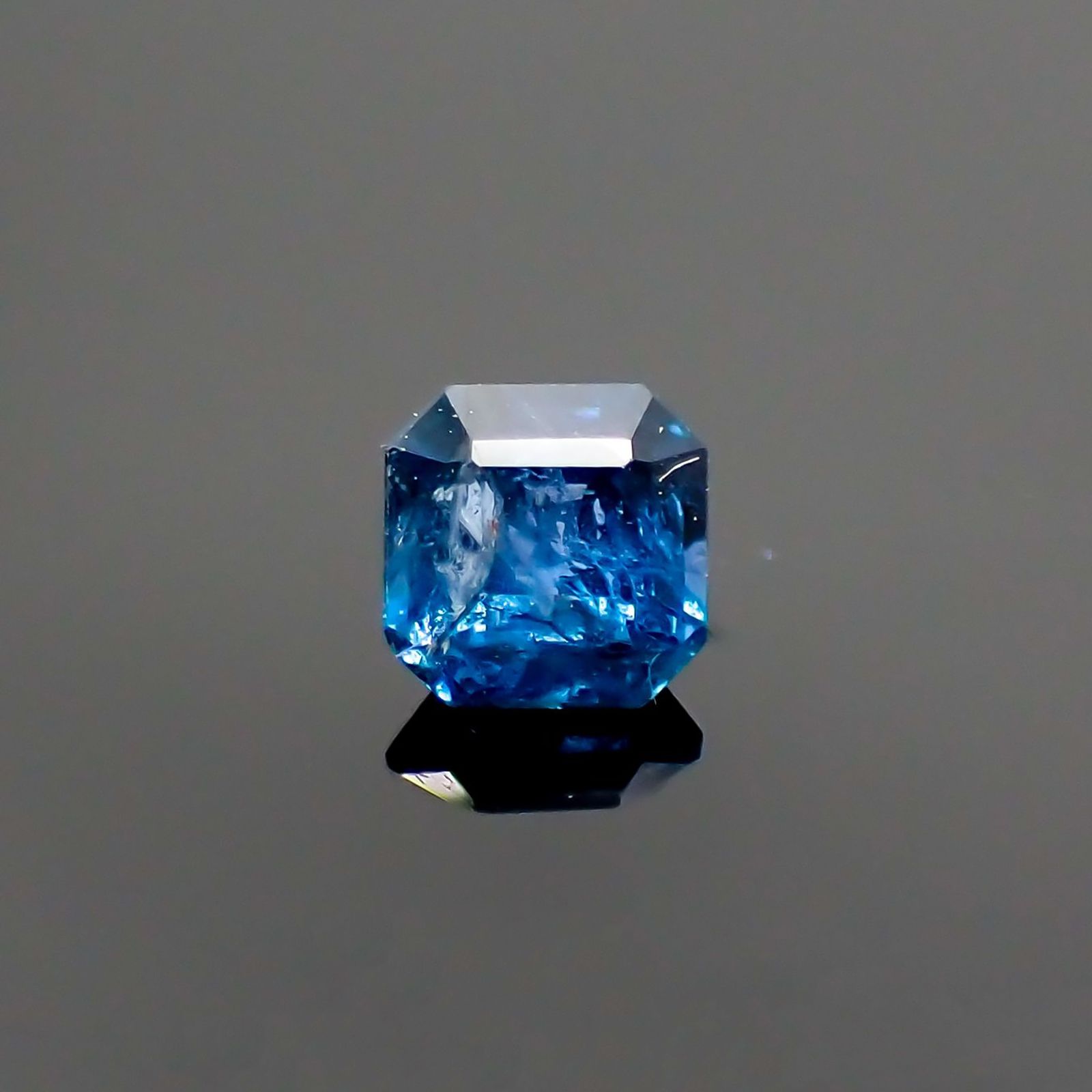 ガーナイト(宝石名 含コバルト・ガーナイト) ナイジェリア産 ソ付(彩珠) 0.406ct / 3.8x3.7mm前後 [260411553]