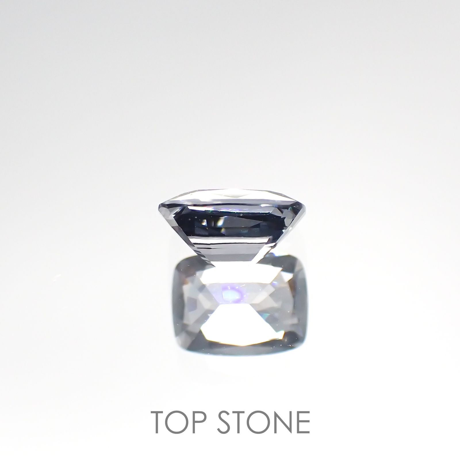 プラチナスピネル(宝石名スピネル) ビルマ産 0.638ct ソ付(彩珠)[210812841]5.7×4.3mm前後
