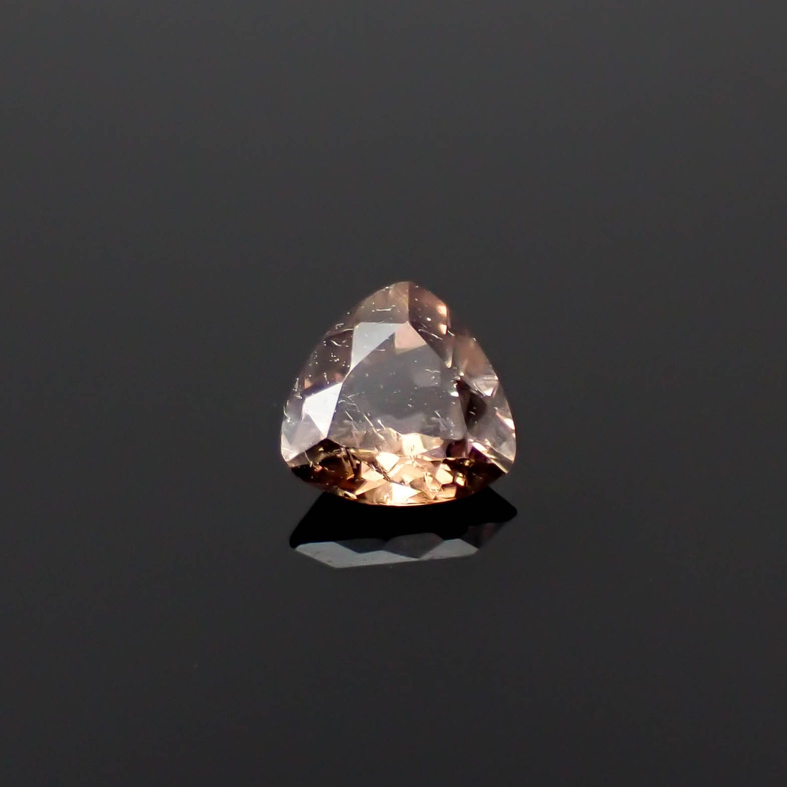 アキシナイト パキスタン産 0.31ct[240628353]4.5x4.4mm前後