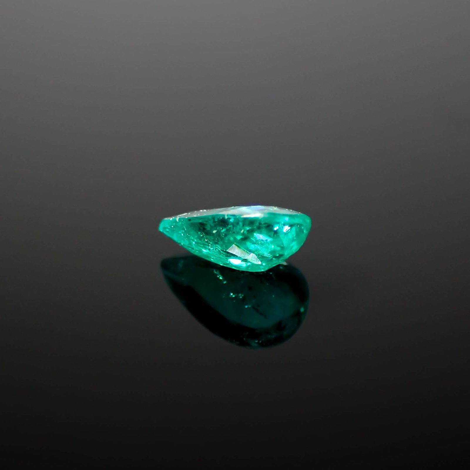 パライバトルマリン ブラジル・パライバ州バターリャ鉱山産 0.24ct [250730736]5.3x3.5mm前後