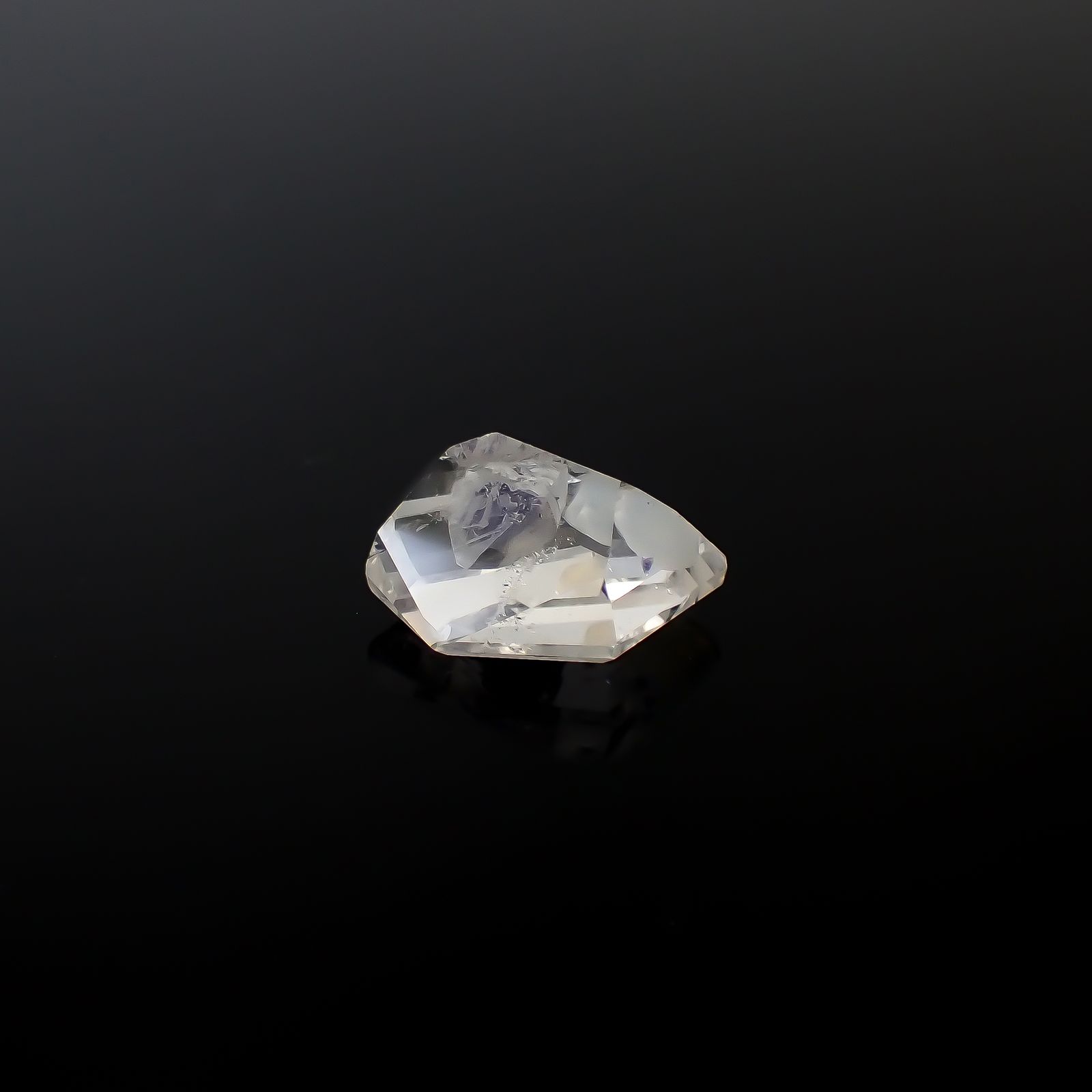 ◇フリーフォーム◇フローライトインクォーツ マダガスカル産 9.35ct [250329956]17.1x11.9mm前後
