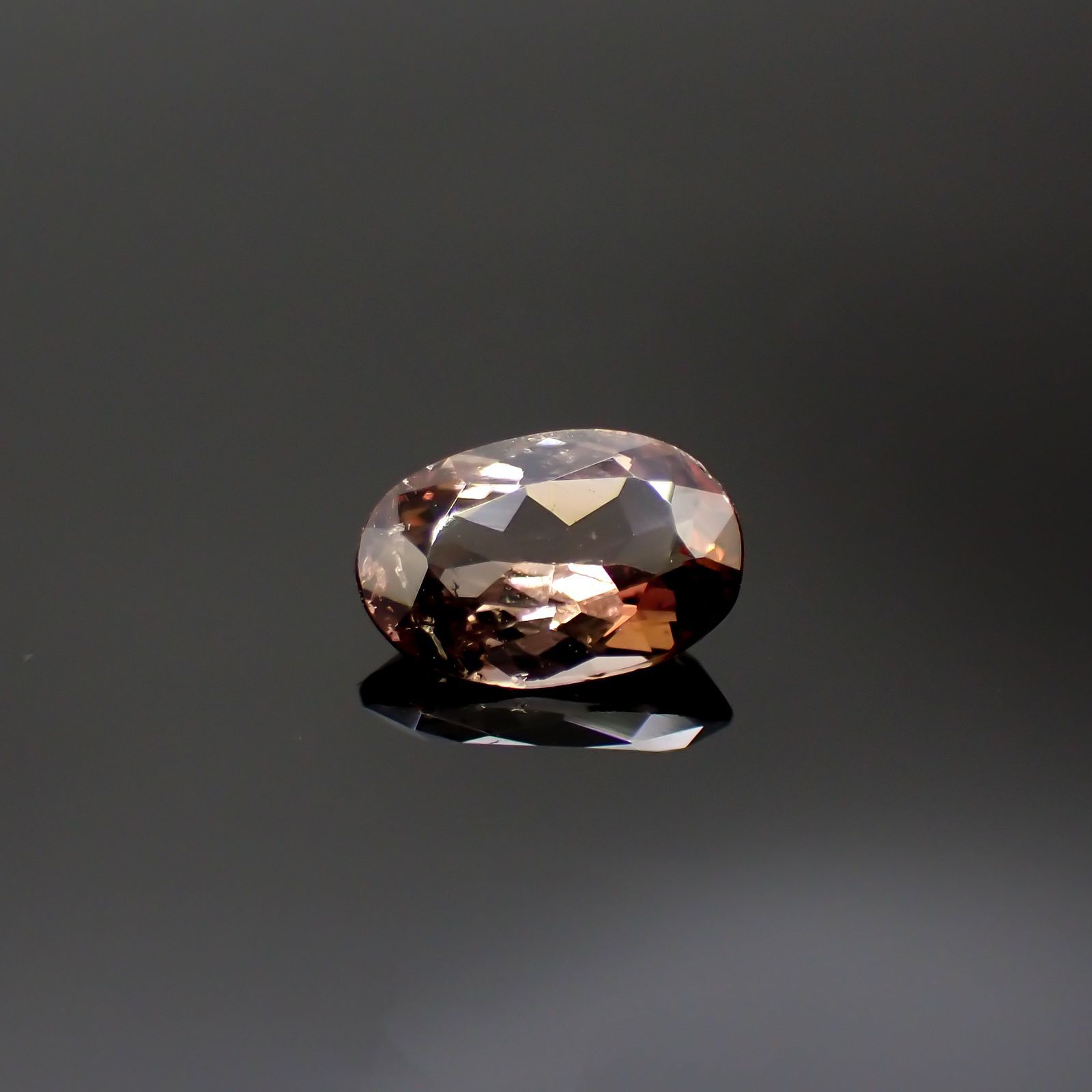 アキシナイト(宝石名アキシナイト)パキスタン産 0.91ct 識別済[220717018]7.8x5.3mm前後