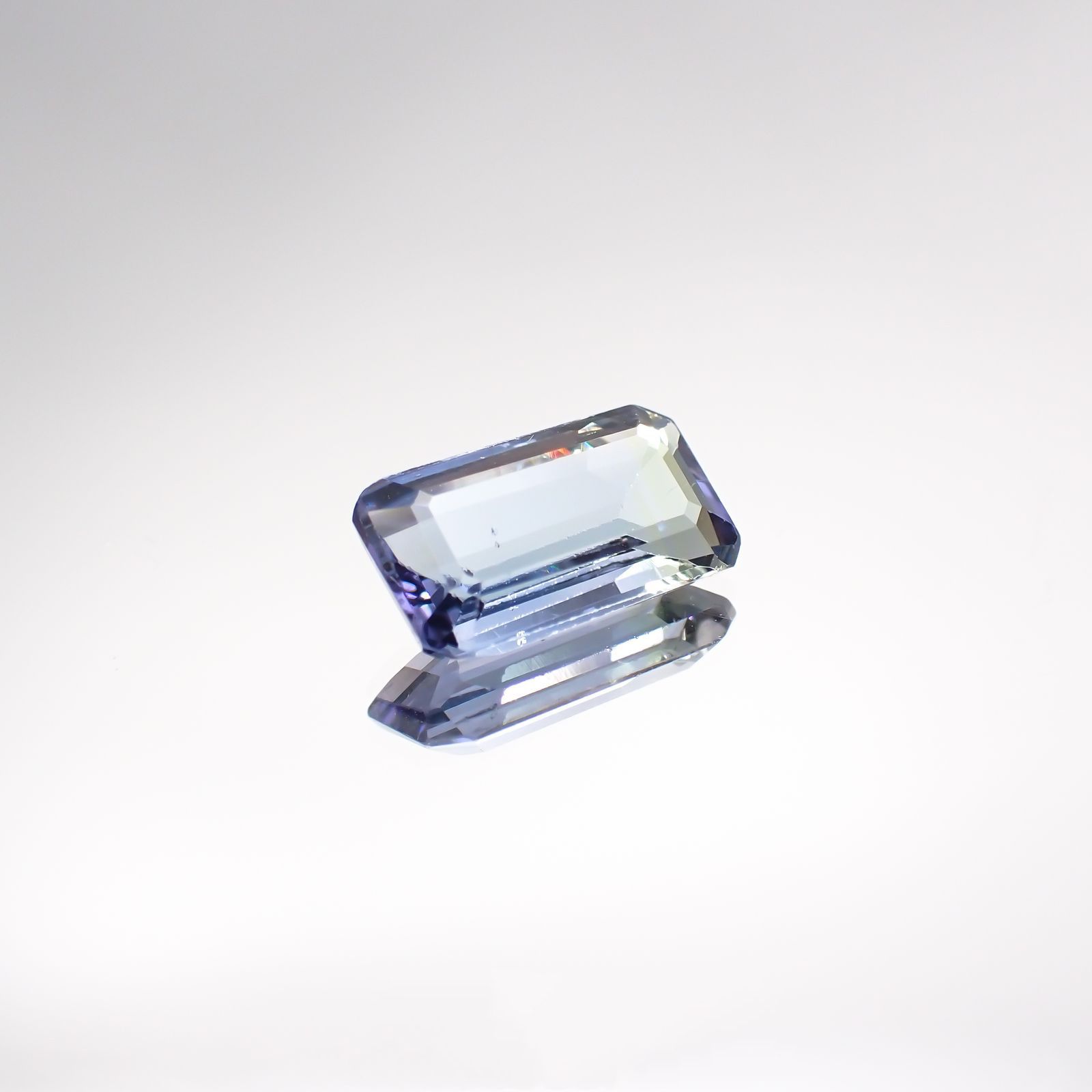 パーティカラータンザナイト(宝石名パーティカラード・ゾイサイト) タンザニア産 2.200ct ソ付(彩珠)[210711825]10.6×5.9mm前後