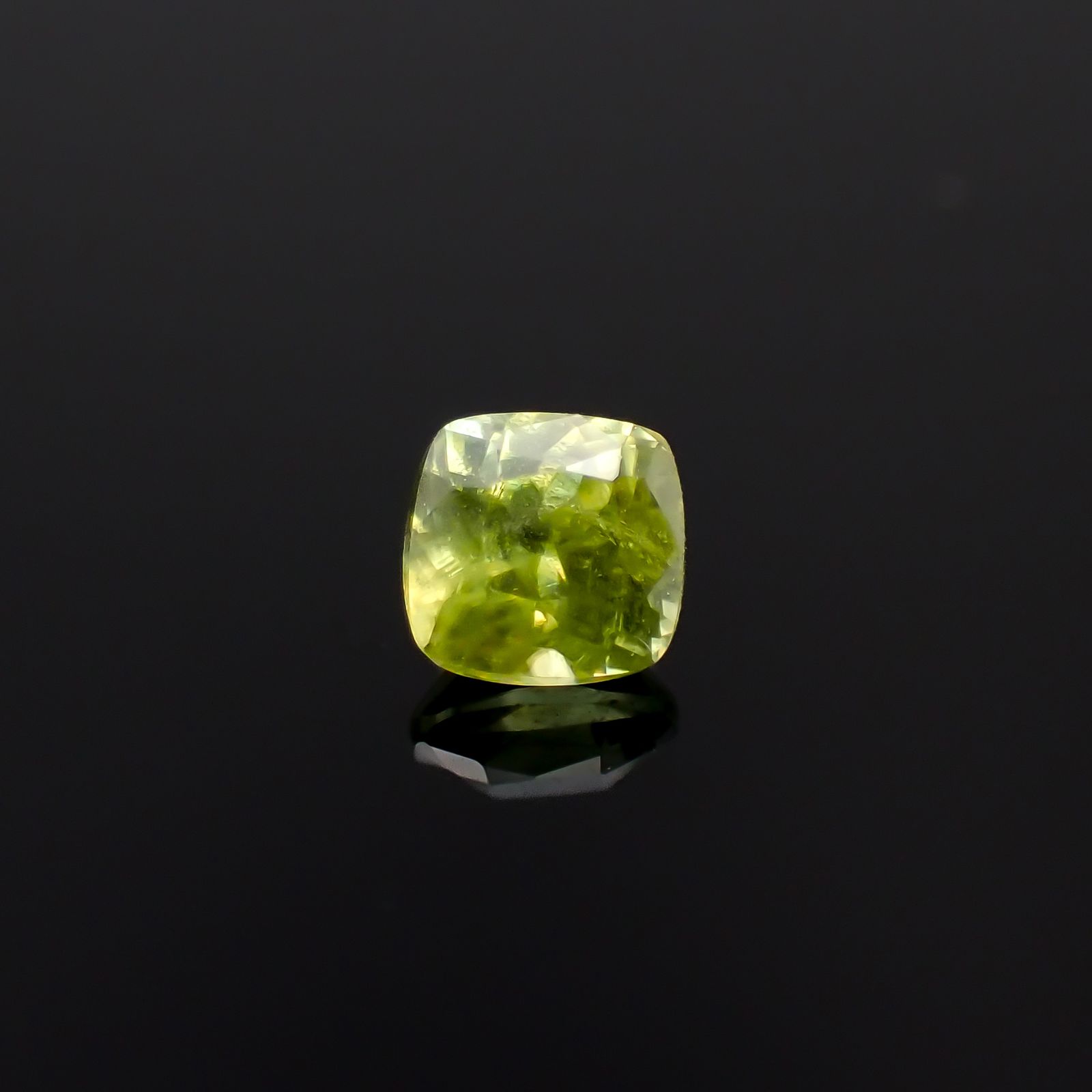 スフェーン マダガスカル産 0.40ct[240627910]4.1x4mm前後