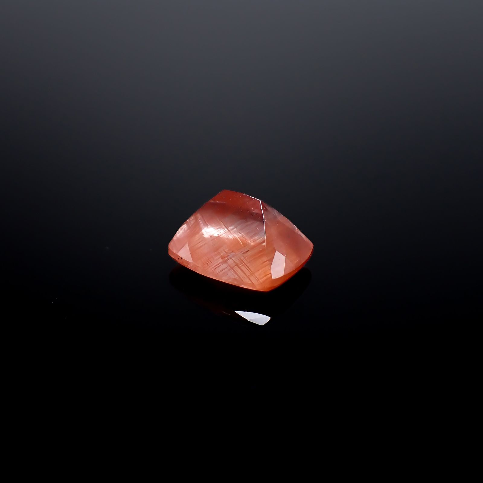サンストーンスキャポライト(宝石名シーン・スキャポライト)タンザニア産 識別済 3.76ct / 10.8x8.9mm前後 [260832727]