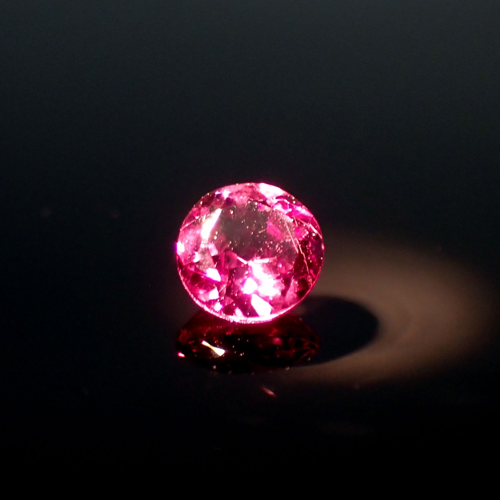 カラーシフトマラヤガーネット(宝石名ガーネット)タンザニア産 0.36ct 識別済[231124126]4.2x4.1mm前後