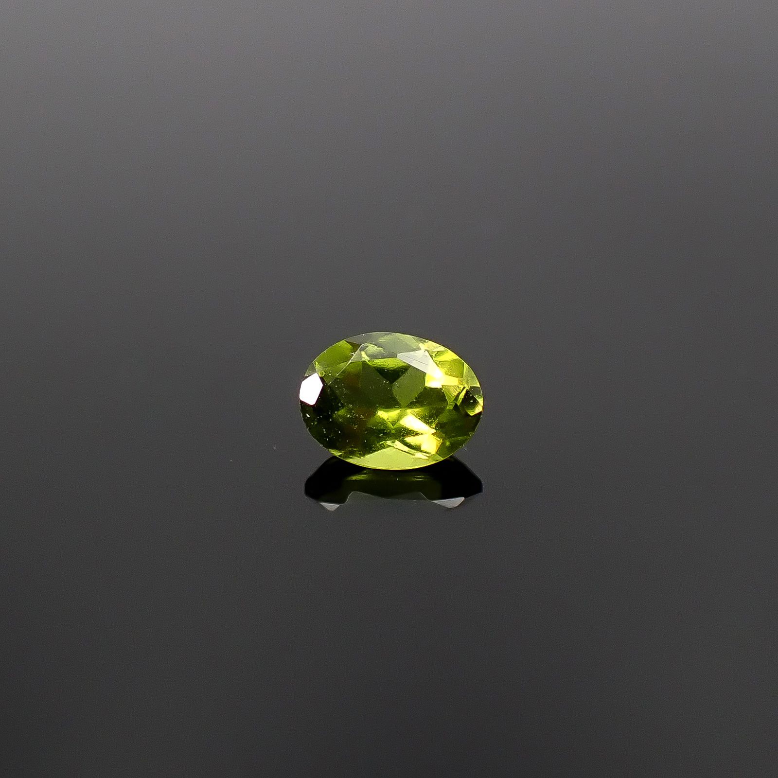 ベスビアナイト(宝石名アイドクレース)ケニア産 識別済 0.32ct / 5.1x3.8mm前後 [260231722]