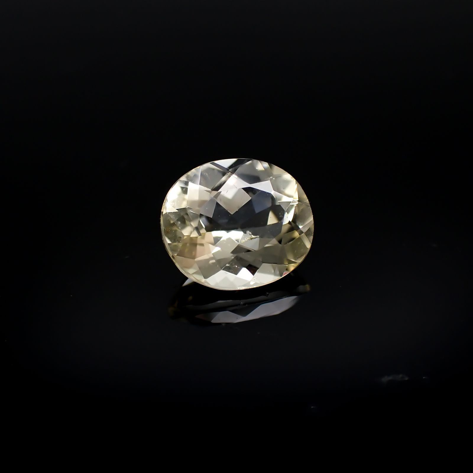 イエロースキャポライト(宝石名イエロー・スキャポライト)ブラジル・ミナスジェライス州産 識別済 1.86ct / 8.7x7.6mm前後 [251118020]