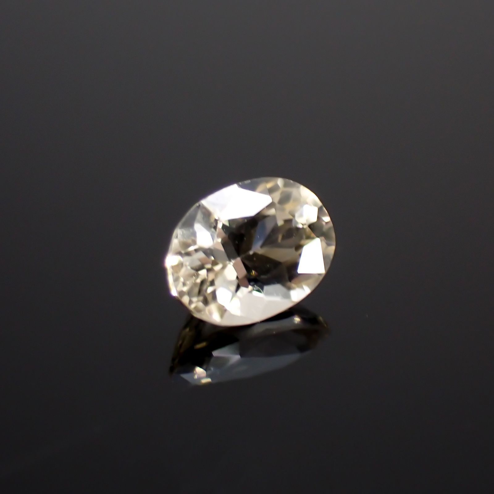 シンハライト(宝石名シンハライト)スリランカ産 識別済 0.40ct / 5.2x3.7mm前後 [260413713]