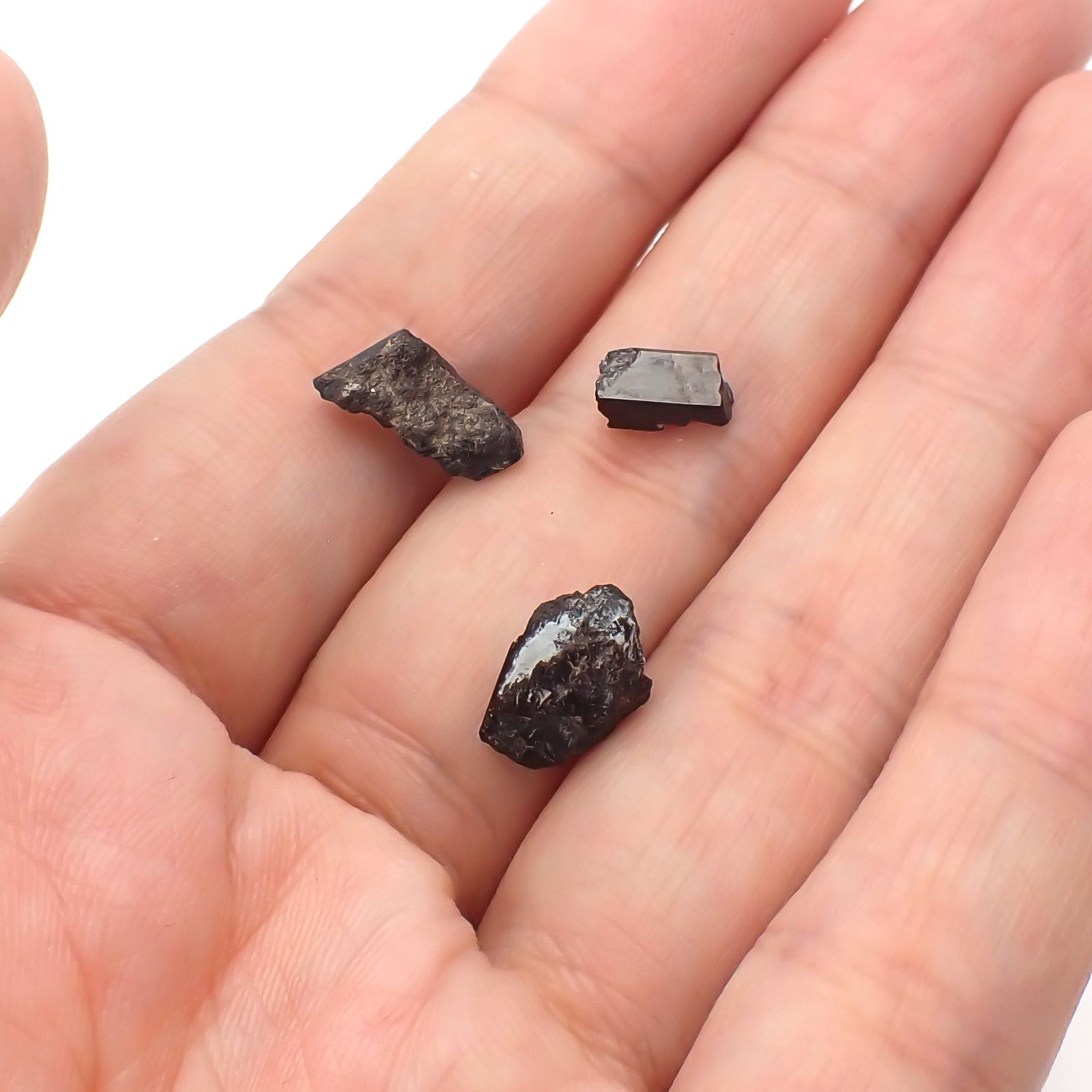 ネプチュナイト 原石 3個セット アメリカ・カリフォルニア州産 7.27ct(3pcs合計)[230622311]6.1-11.5x3.9-9.8mm前後