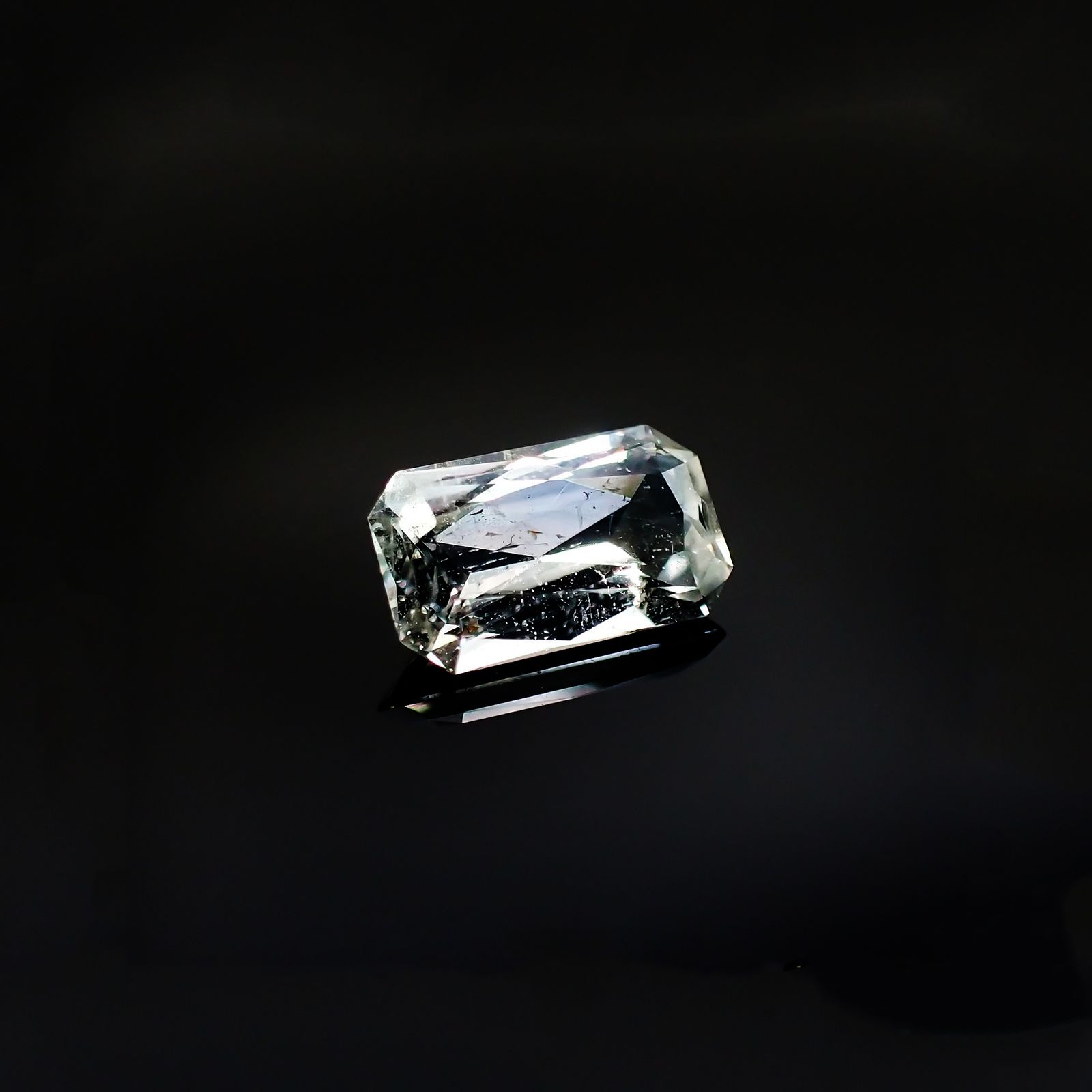 ジェレメジェバイト(宝石名エレメージェバイト)ナミビア産 ソ付(彩珠) 1.288ct / 8.8x5.3mm前後 [230823128]
