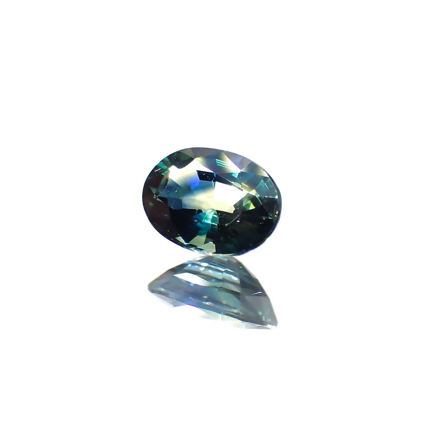 バイカラーサファイア(宝石名バイカラー・サファイア)マダガスカル/オーストラリア産 識別済 0.61ct / 5.8x4.2mm前後 [220114084]