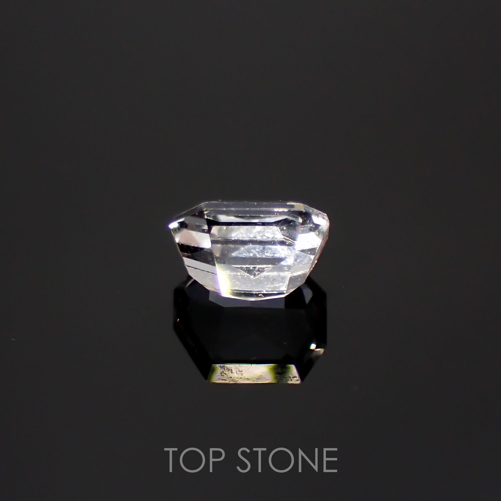 カラーレスエンスタタイト(宝石名ホワイト・エンスタタイト)スリランカ産 0.91ct 識別済[220115571]6x4.9mm前後