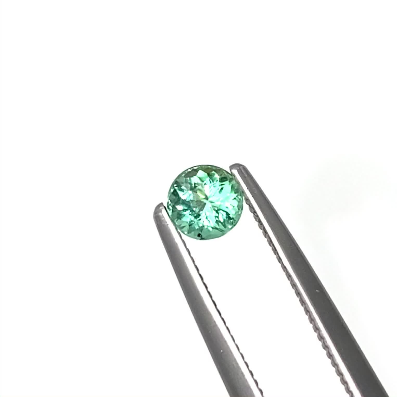 はる流星群のような銅結晶!!★ブラジル・バターリャ鉱山パライバトルマリン★ ブラジル産バターリャ鉱山パライバトルマリン0.31ct(中央宝石