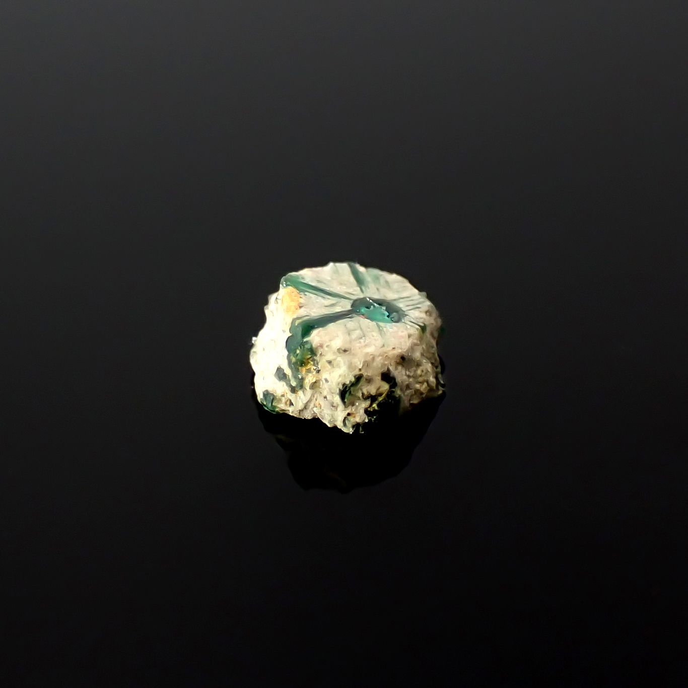 逆トラピッチェエメラルド 原石スライス コロンビア産 0.27ct[240627850]4.5x4.4mm前後