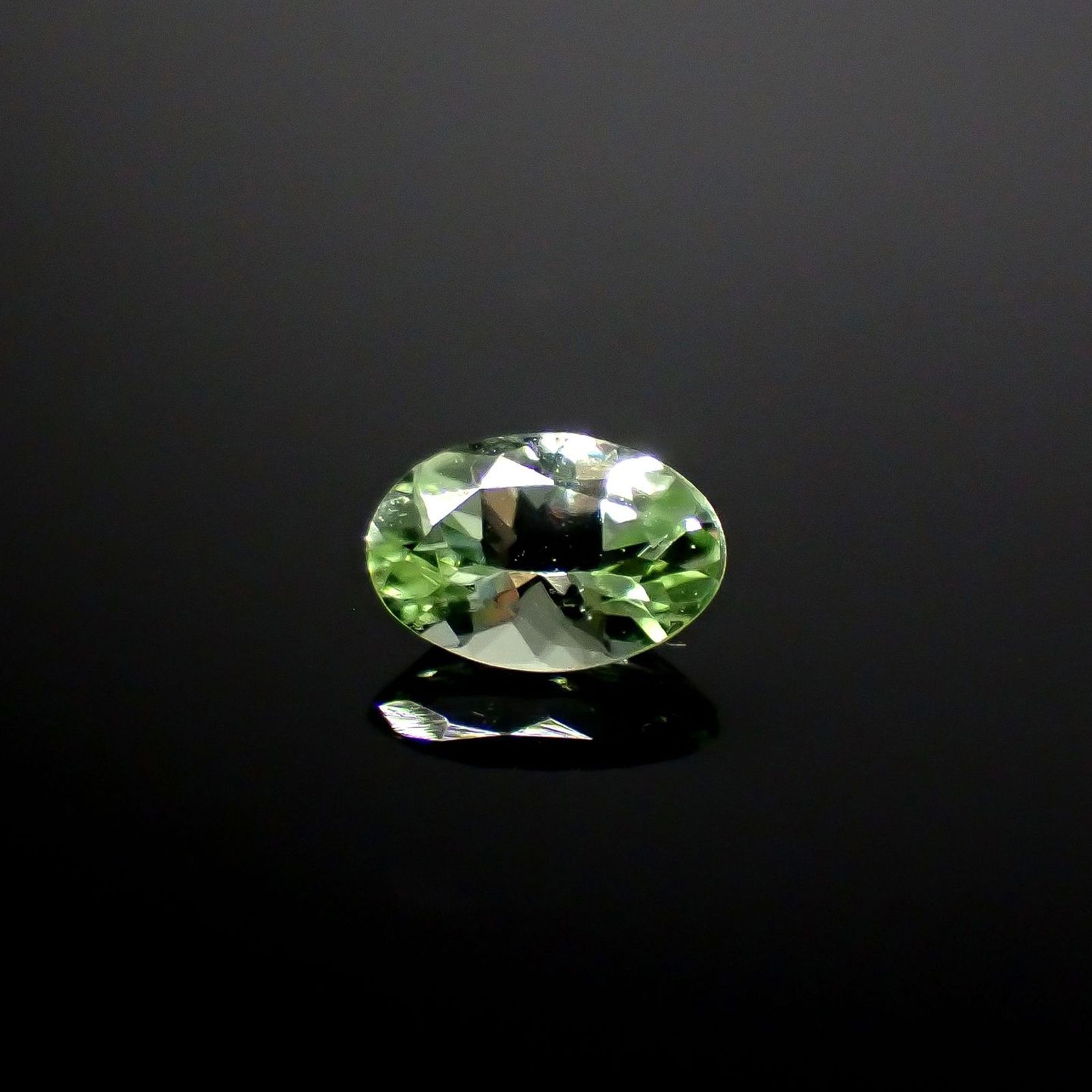 ミントペリドット パキスタン/ノルウェー産 0.41ct / 5.9x4mm前後 [250730639]