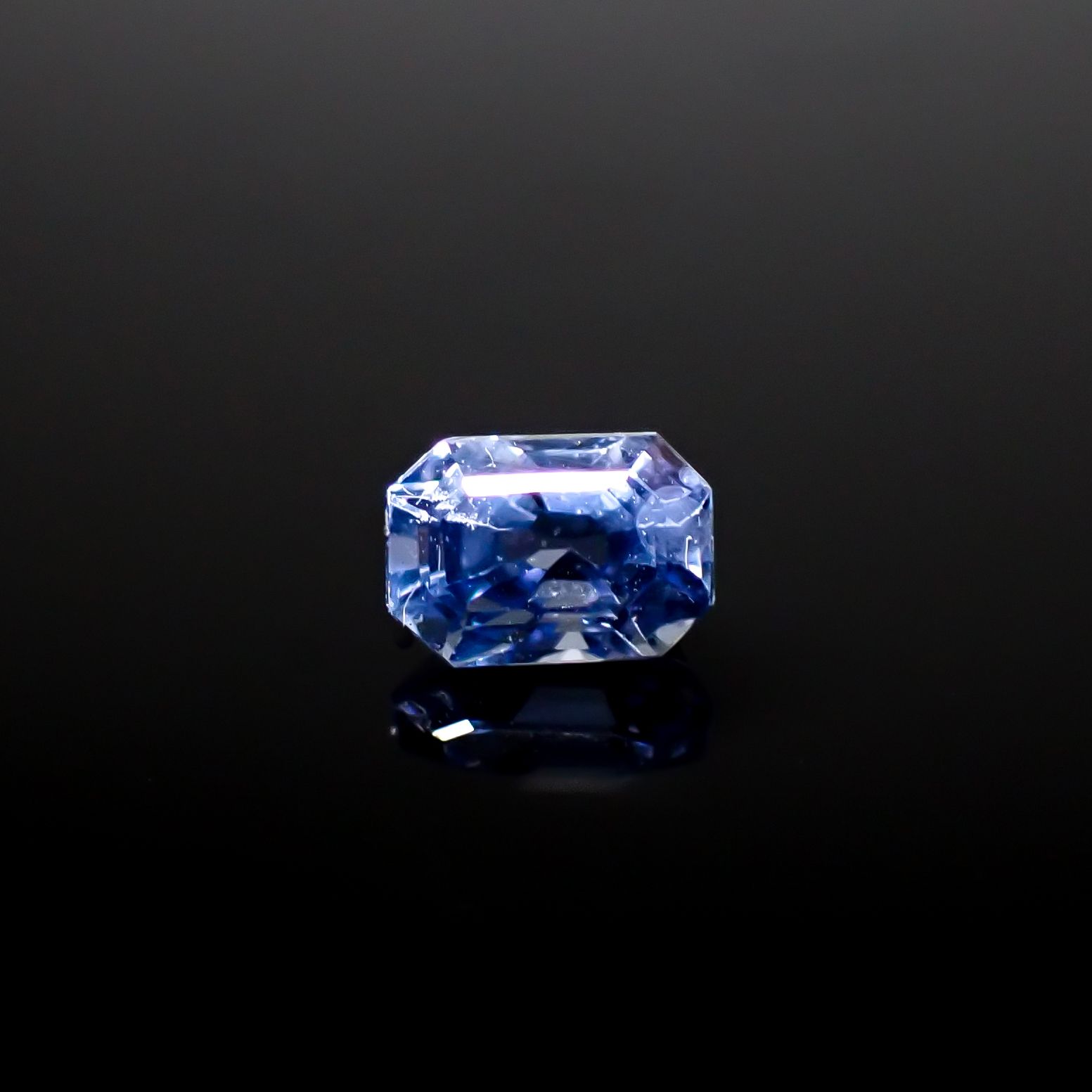 アイスブルーサファイア スリランカ産 0.60ct [241229587]5.3x3.6mm前後