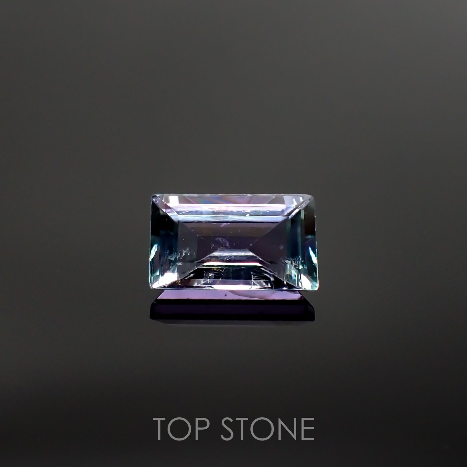 バイカラータンザナイト(宝石名タンザナイト) タンザニア産 2.041ct ソ付(彩珠)[210711663]9.4×5.6mm前後