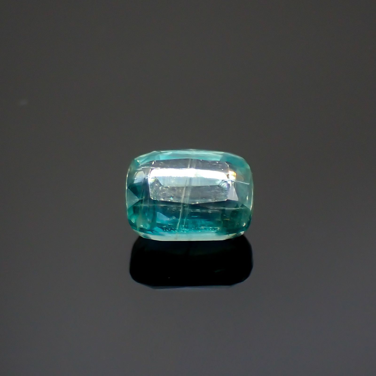 バイカラーカイヤナイト(宝石名カイヤナイト)ネパール産 識別済 1.63ct / 7x5.5mm前後 [260315369]