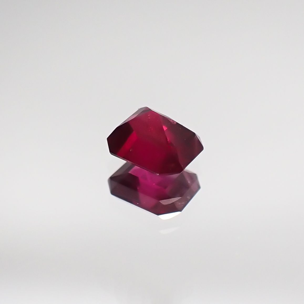 ルビー 非加熱(宝石名ルビー) マダガスカル産 0.24ct 識別済[210711731]3.5×2.9mm前後