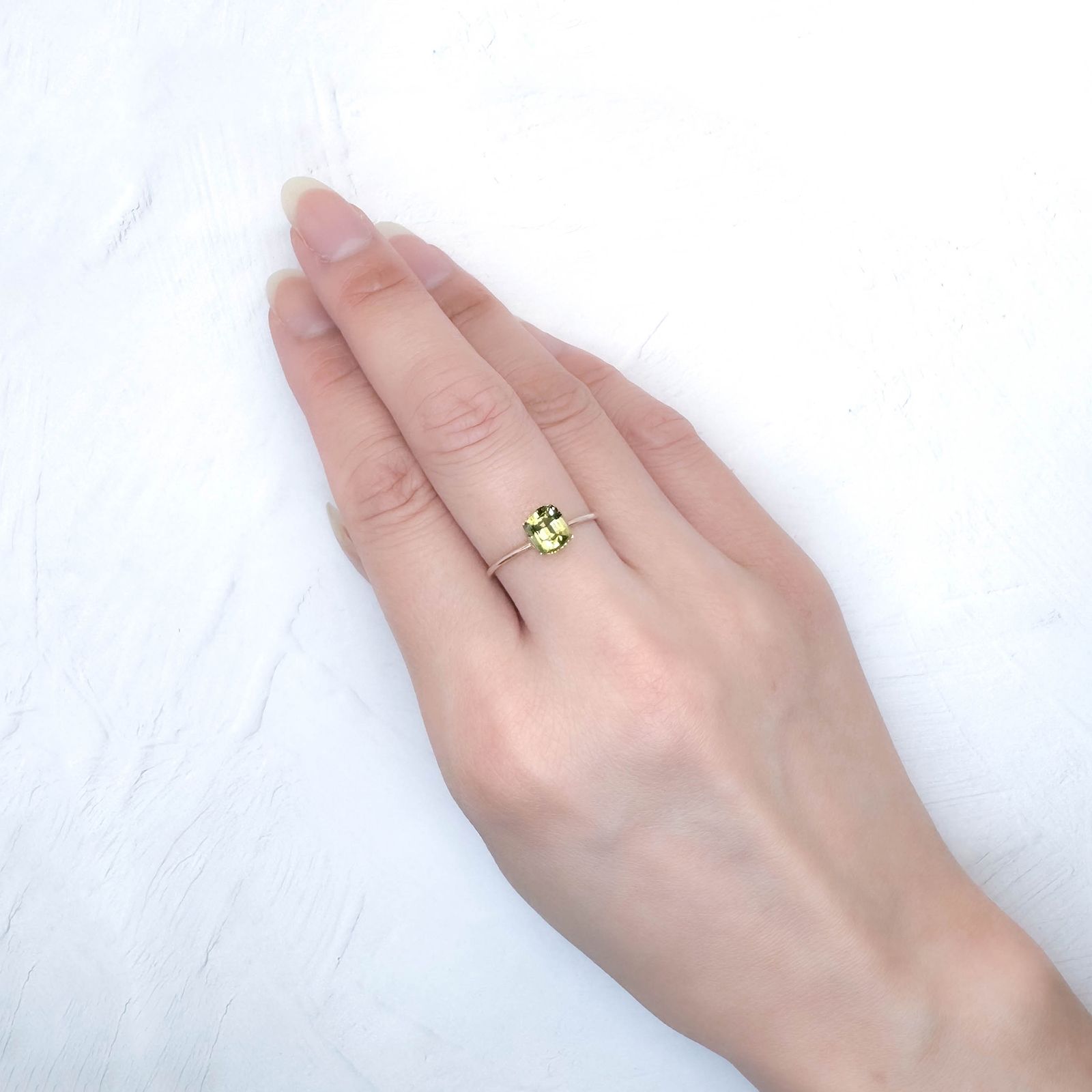 コーネルピン スリランカ産 1.08ct / 6.6x5.7mm前後 [251031238]