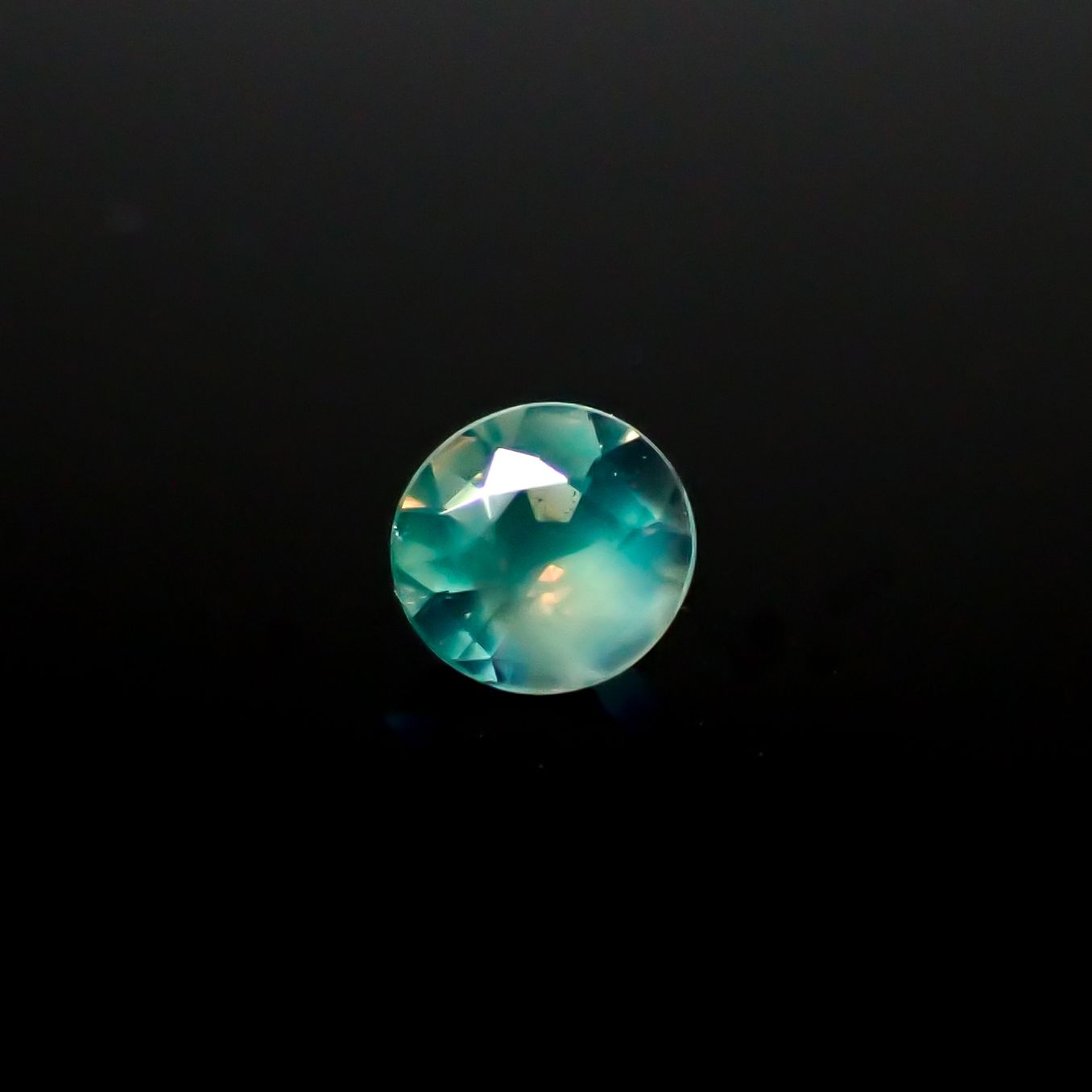シルキーアレキサンドライト ブラジル・ミナスジェライス州ヘマチタ鉱山産 0.10ct[240929058]2.9x2.8mm前後