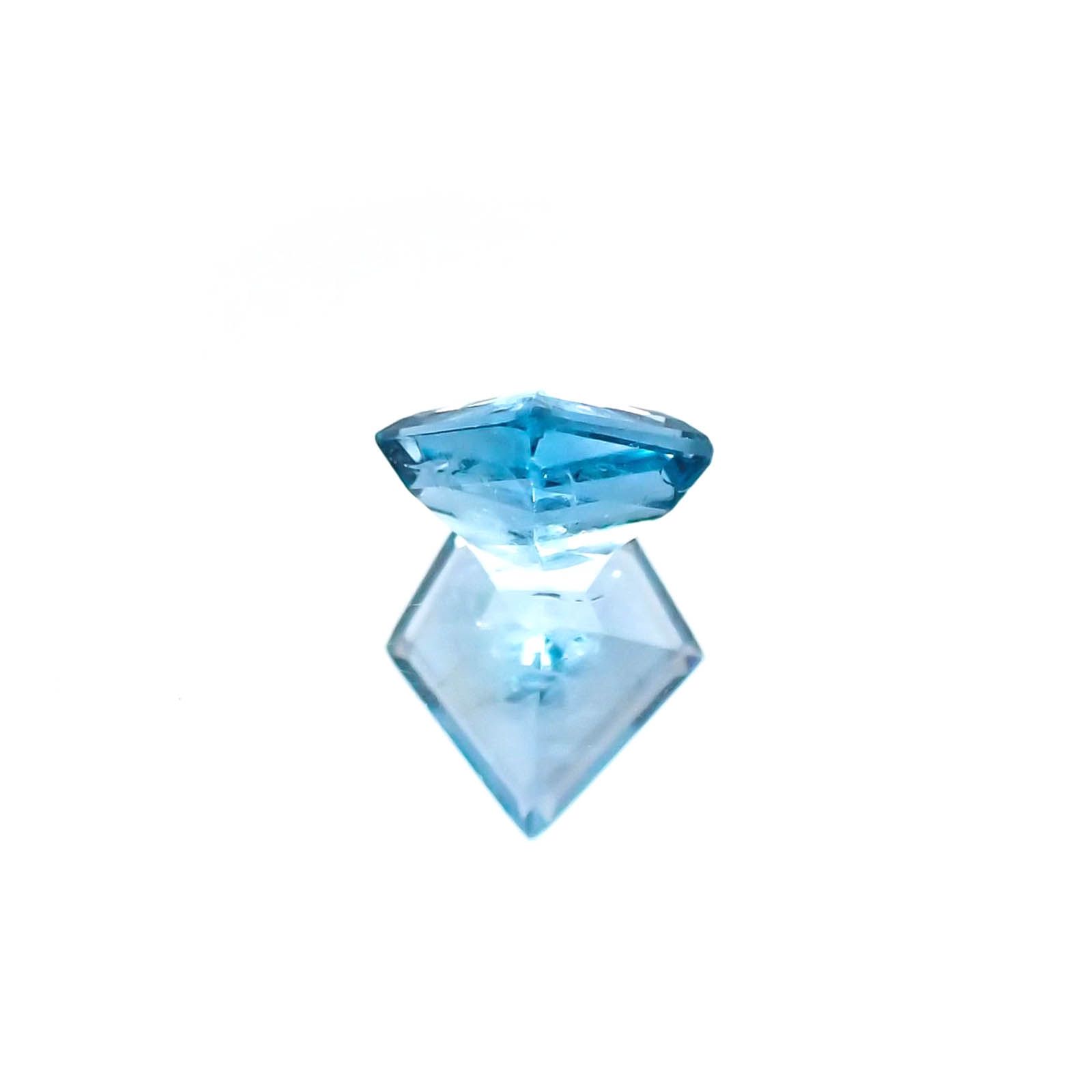 ◇カスタムカット◇アウイナイト フルオレッセンス(宝石名アウイナイト) ドイツ産 0.375ct ソ付(日独)[210711625]5.6×5.7mm前後