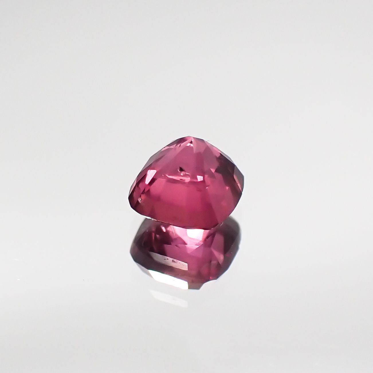 ルビー 非加熱(宝石名ルビー) マダガスカル産 0.30ct 識別済[210711715]3.4×3.4mm前後