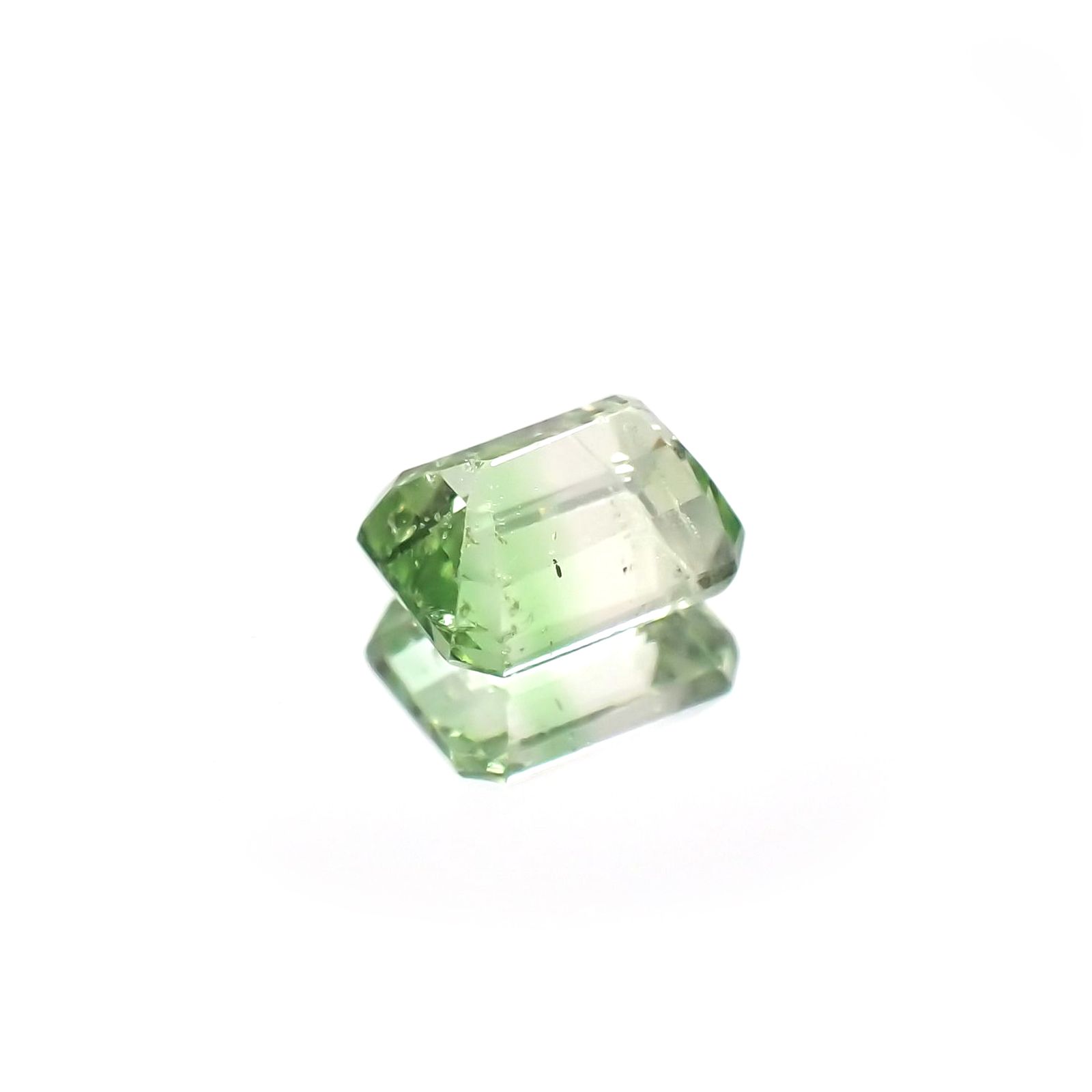 バイカラーツァボライト(宝石名グリーン グロッシュラー・ガーネット) タンザニア産 識別済 0.97ct / 5.9x4.8mm前後 [210711567]