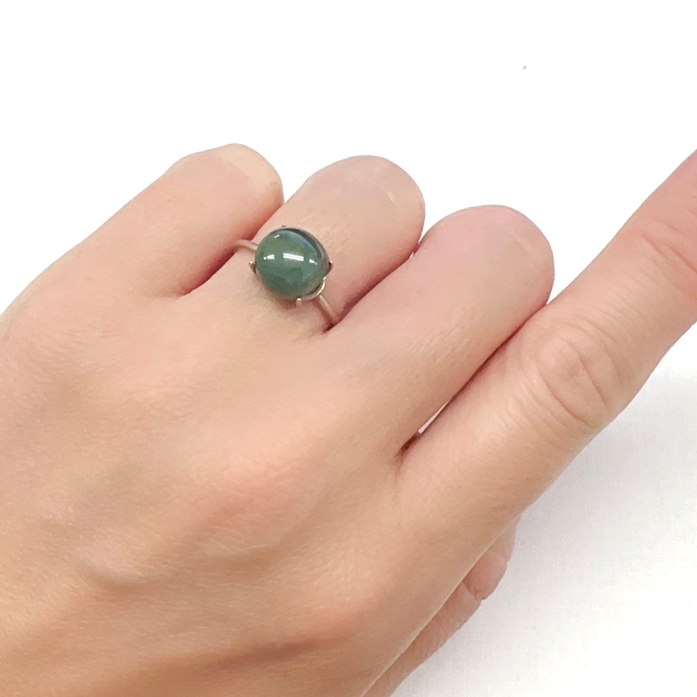 グリーンアパタイトキャッツアイ ブラジル産 4.47ct[240427179]9.2x9.2mm前後