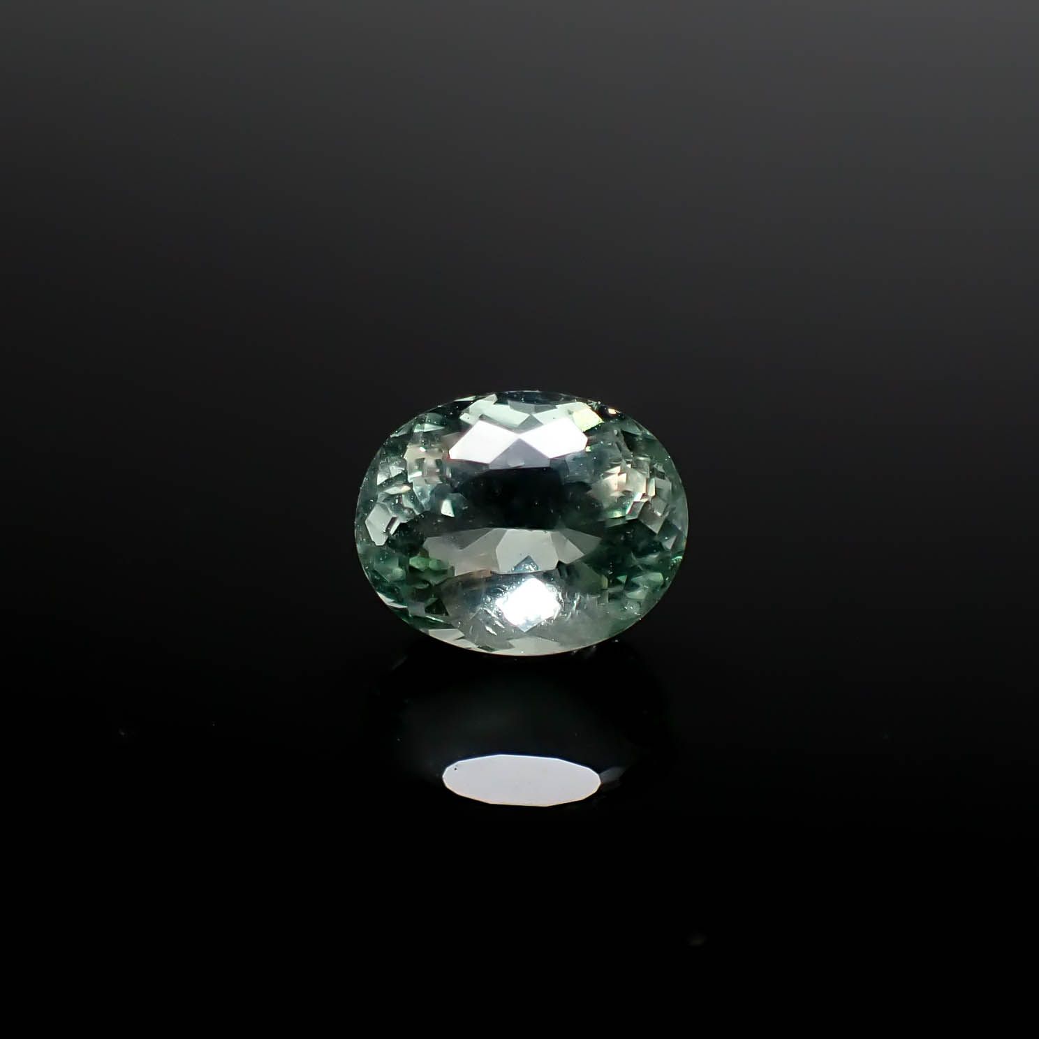 フローライト フルオレッセンス ジンバブエ産 1.92ct [250630514]8x6.4mm前後