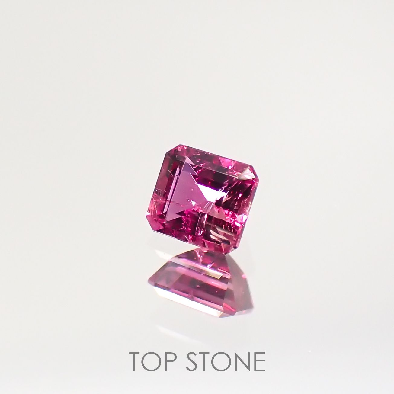 レッドベリル アメリカ・ユタ州産 ルース 0.147ct[210712048]3.2×2.9mm前後