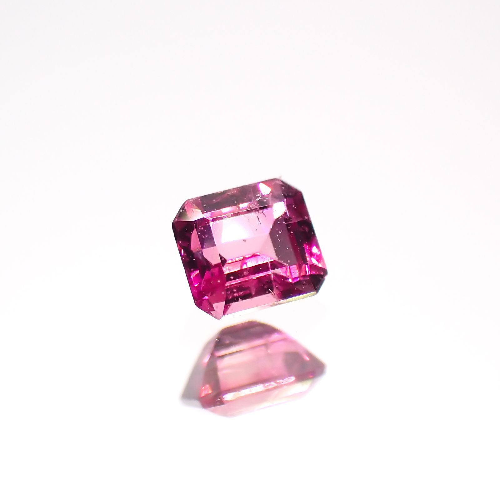 レッドベリル(宝石名レッド・ベリル)アメリカ・ユタ州産 0.12ct 識別済[220515848]3x2.7mm前後