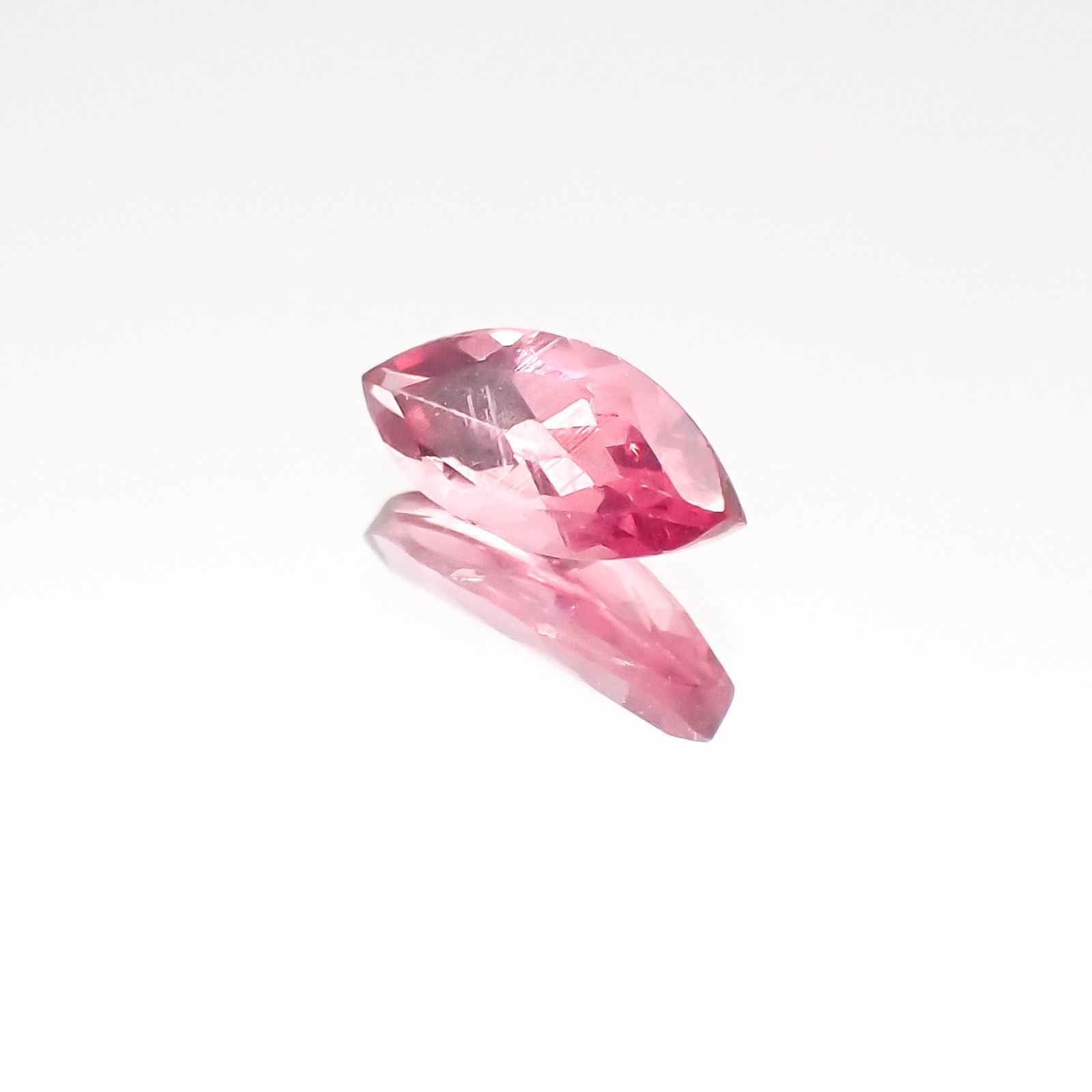 ホットピンクスピネル(宝石名ピンク・スピネル)タンザニア産 0.38ct 識別済[231124096]7.2x3.3mm前後