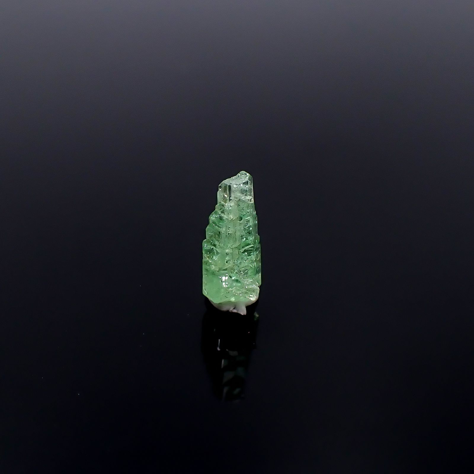 ツァボライト 原石 タンザニア産 1.01ct / 9.2x3.9mm前後 [251231432]