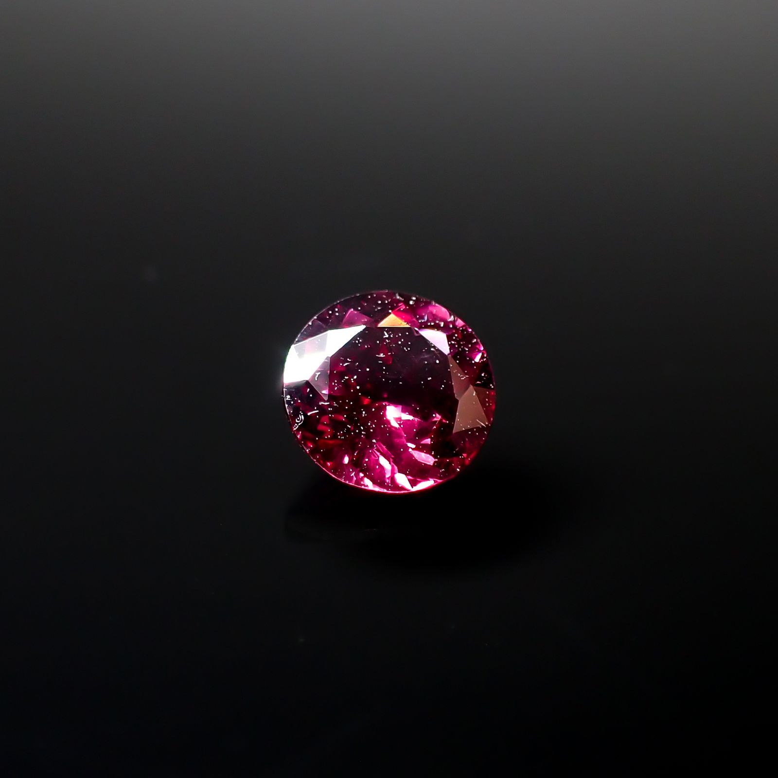 ロードライトガーネット(宝石名ガーネット)ブラジル産 0.92ct 識別済[240928706]6x6mm前後