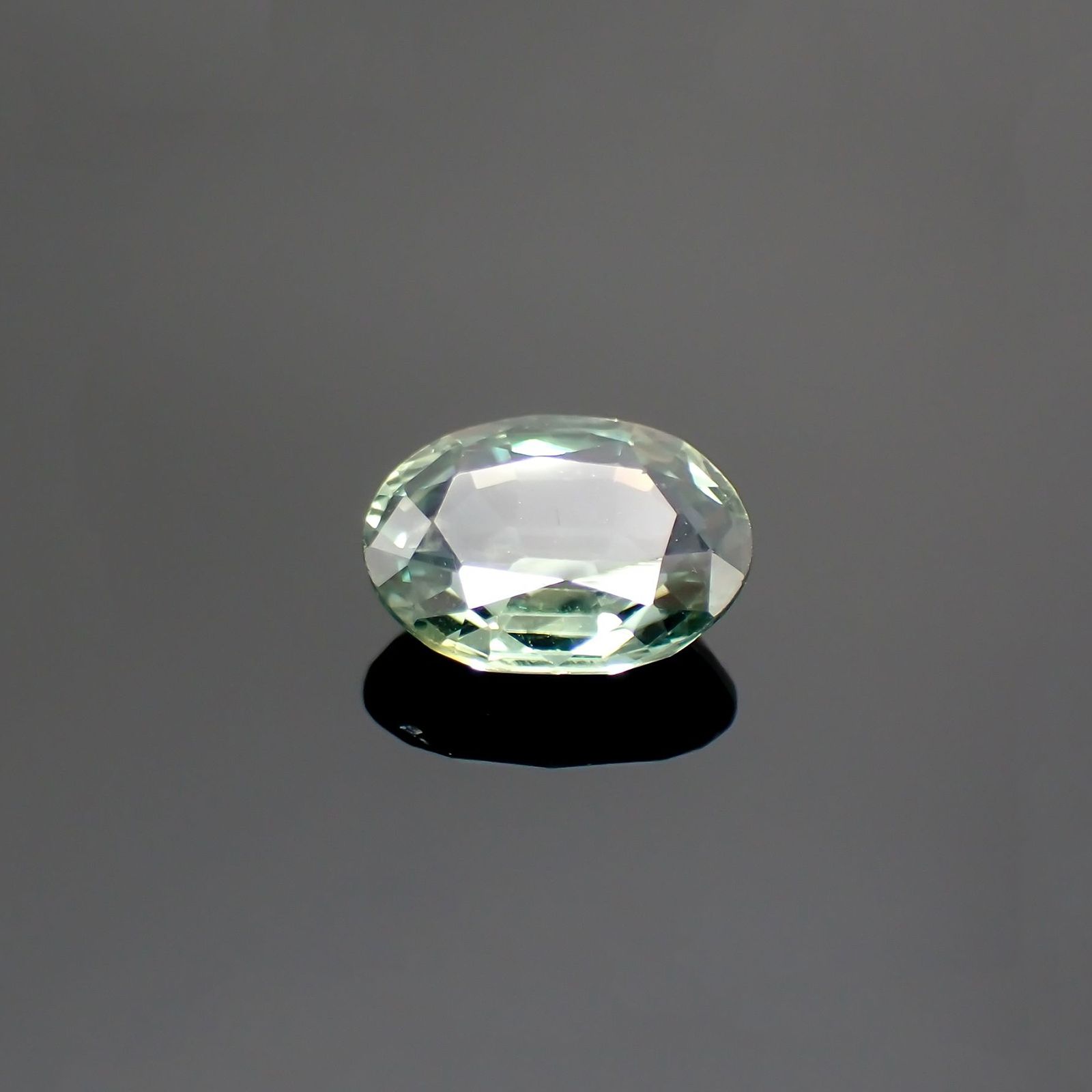 サファイア(宝石名サファイア) マダガスカル/スリランカ産 ソ付(彩珠) 2.128ct / 8.9x6.9mm前後 [260112477]