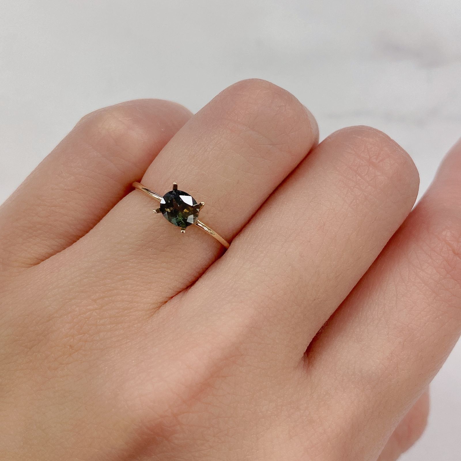 ゴールドシーンサファイア 非加熱(宝石名シーン・サファイア) ケニア産 0.602ct ソ付(彩珠)[20129293]5.6×4.6mm前後