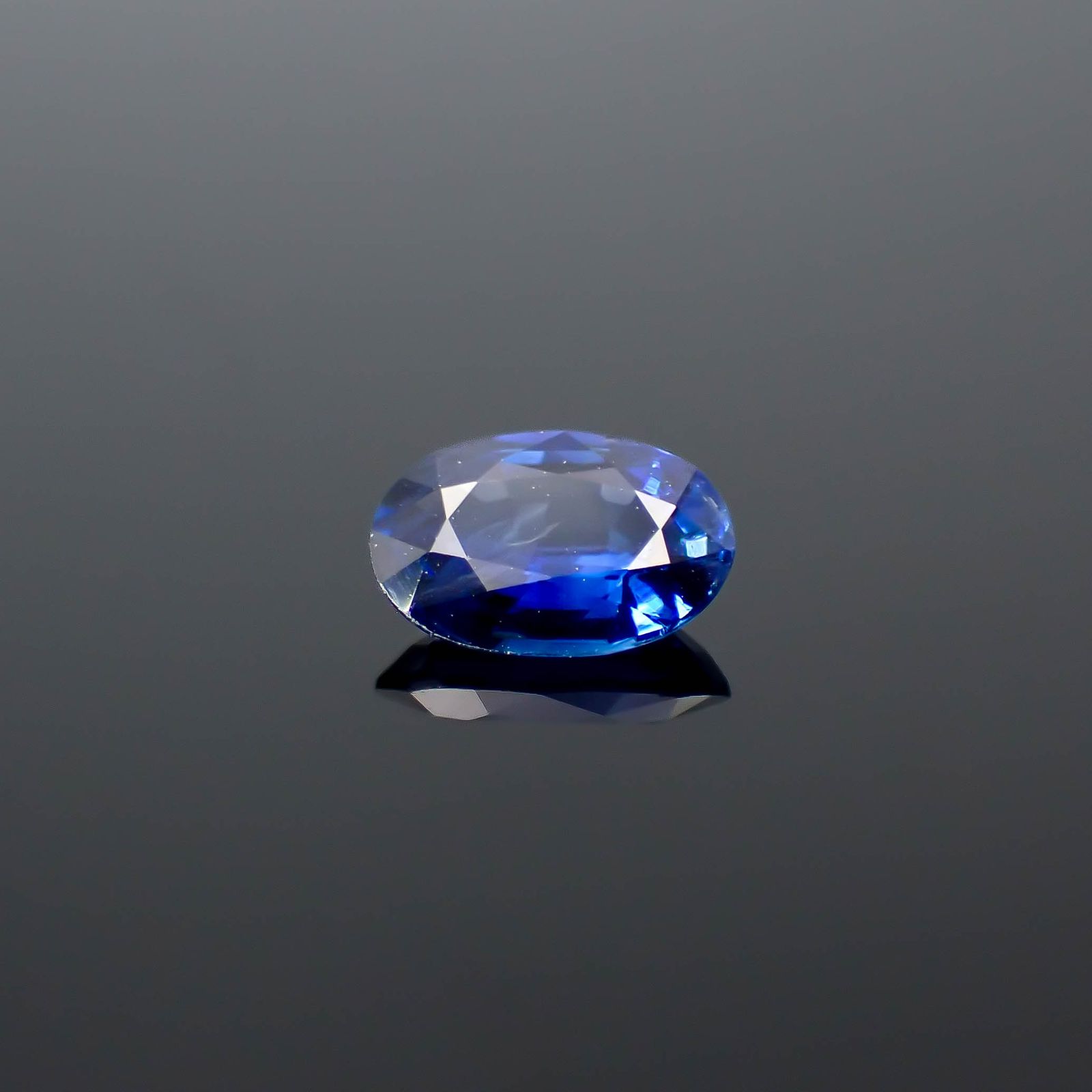 サファイア スリランカ/マダガスカル産 0.57ct / 6.2x4.3mm前後 [251031221]