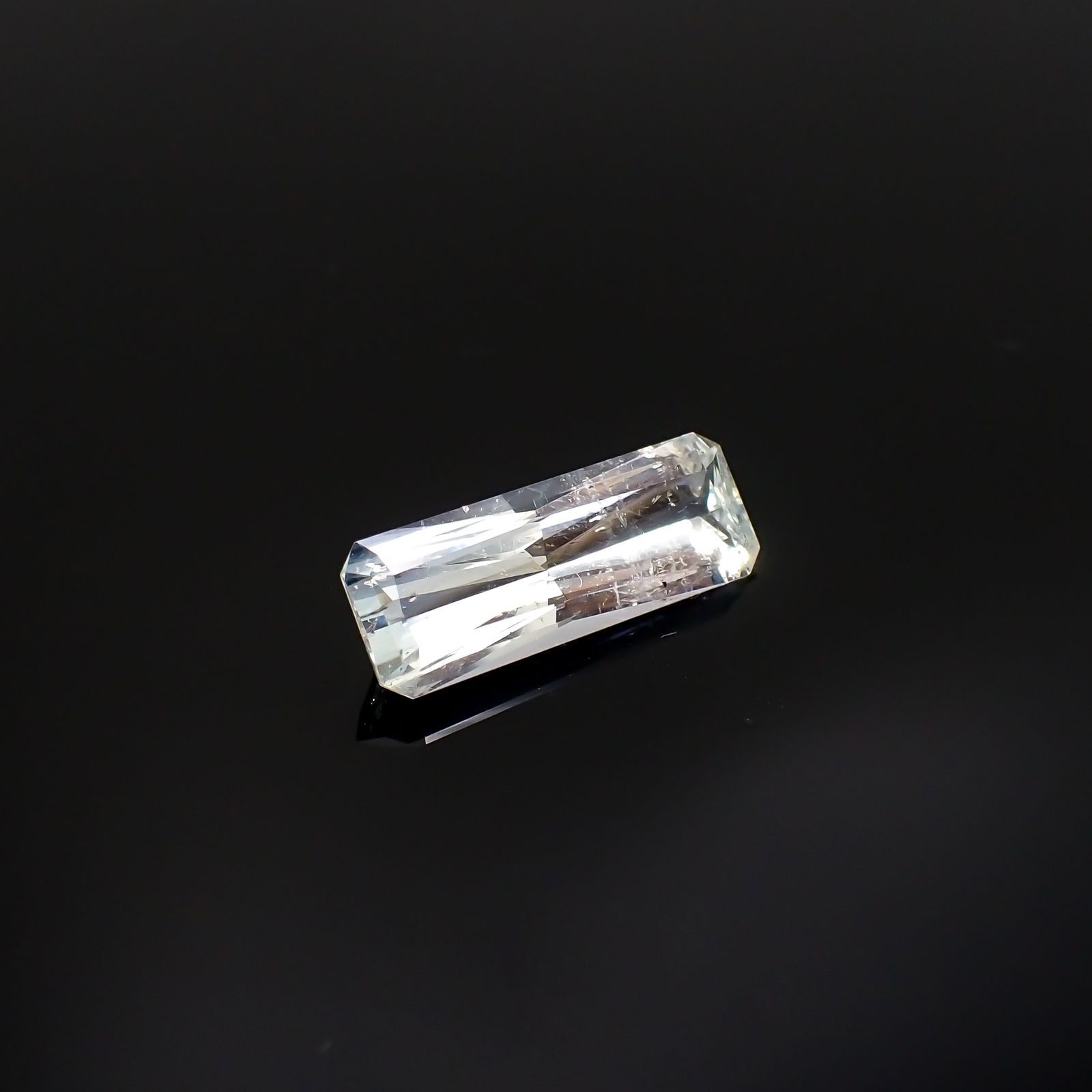 ジェレメジェバイト(宝石名エレメジェバイト)ナミビア産 3.221ct ソ付(彩珠)[220616458]16x5.8mm前後