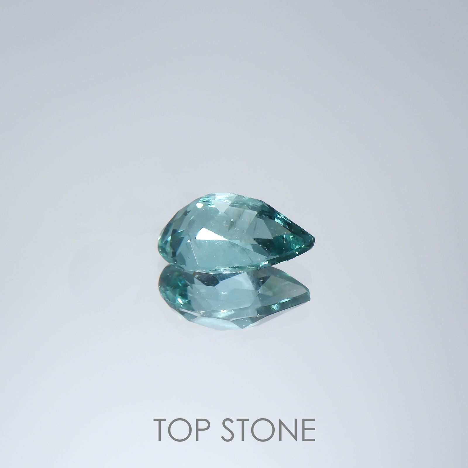 ブルーグリーンアパタイト(宝石名アパタイト)マダガスカル産 0.68ct 識別済[220515941]7.1x4.4mm前後